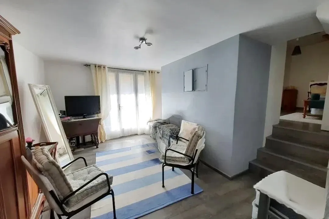 Maison de ville avec balcon et garage à Quincy-Voisins 