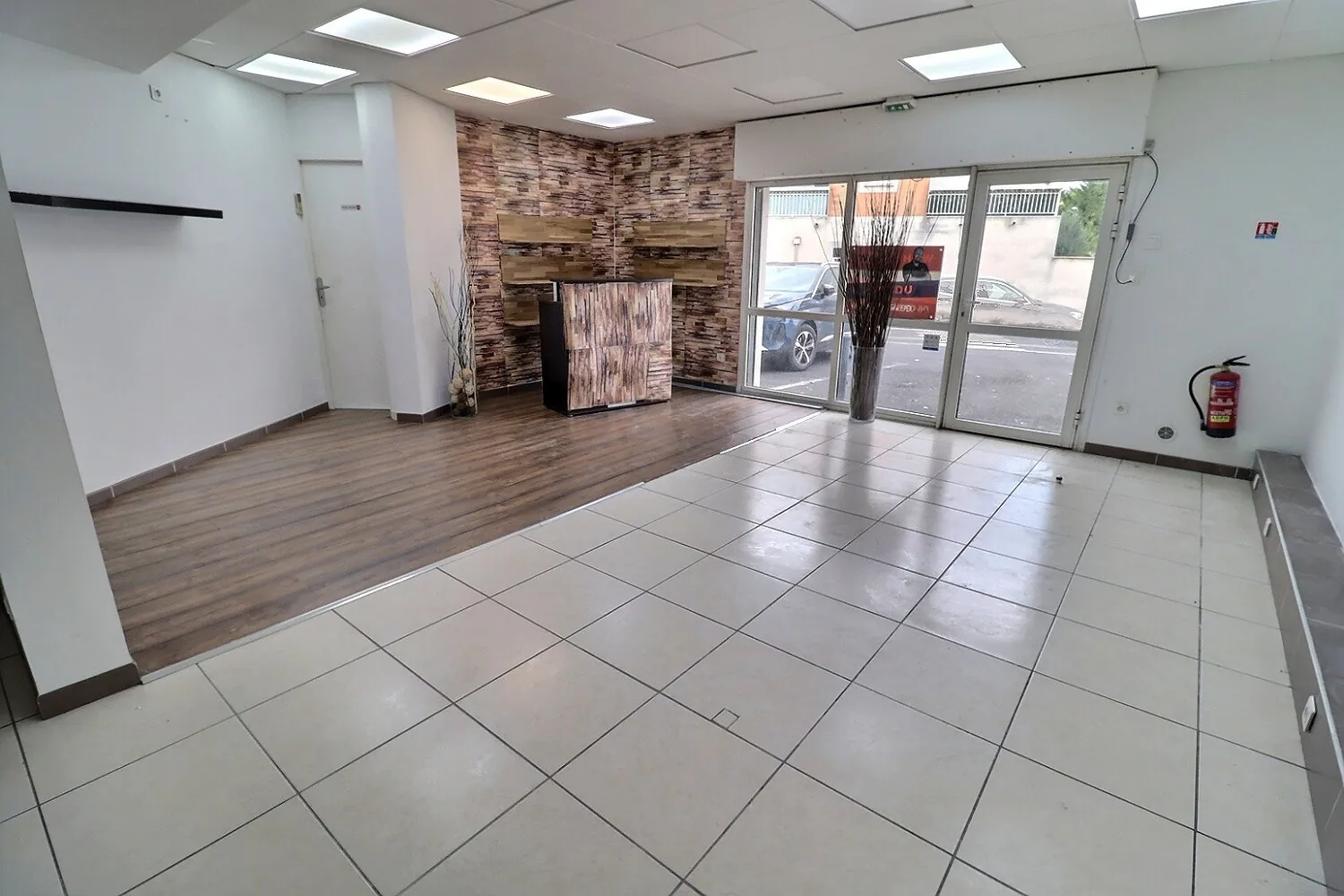 A vendre local commercial de 50 m² à Clermont-l'Hérault avec parking et climatisation