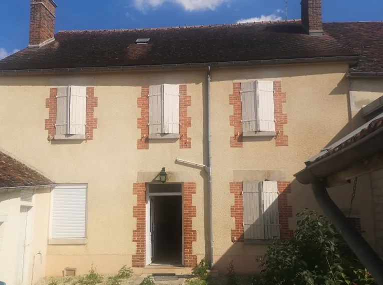 Maison à vendre à Venduevre-sur-Barse avec grand potentiel et garage double