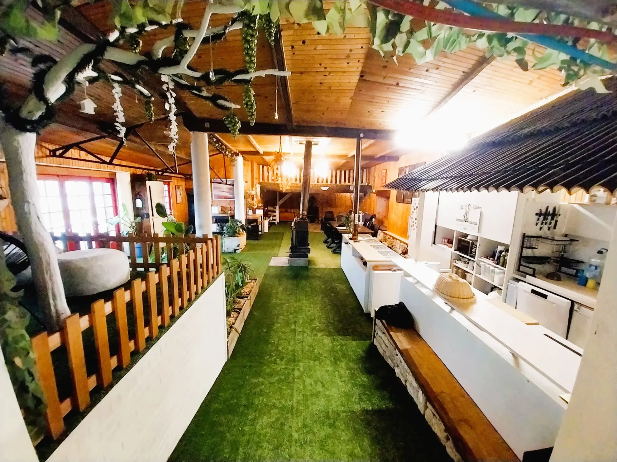 Maison en pierre atypique de 220 m² avec esprit chalet et terrain de 3250 m² à Brie-sous-Matha