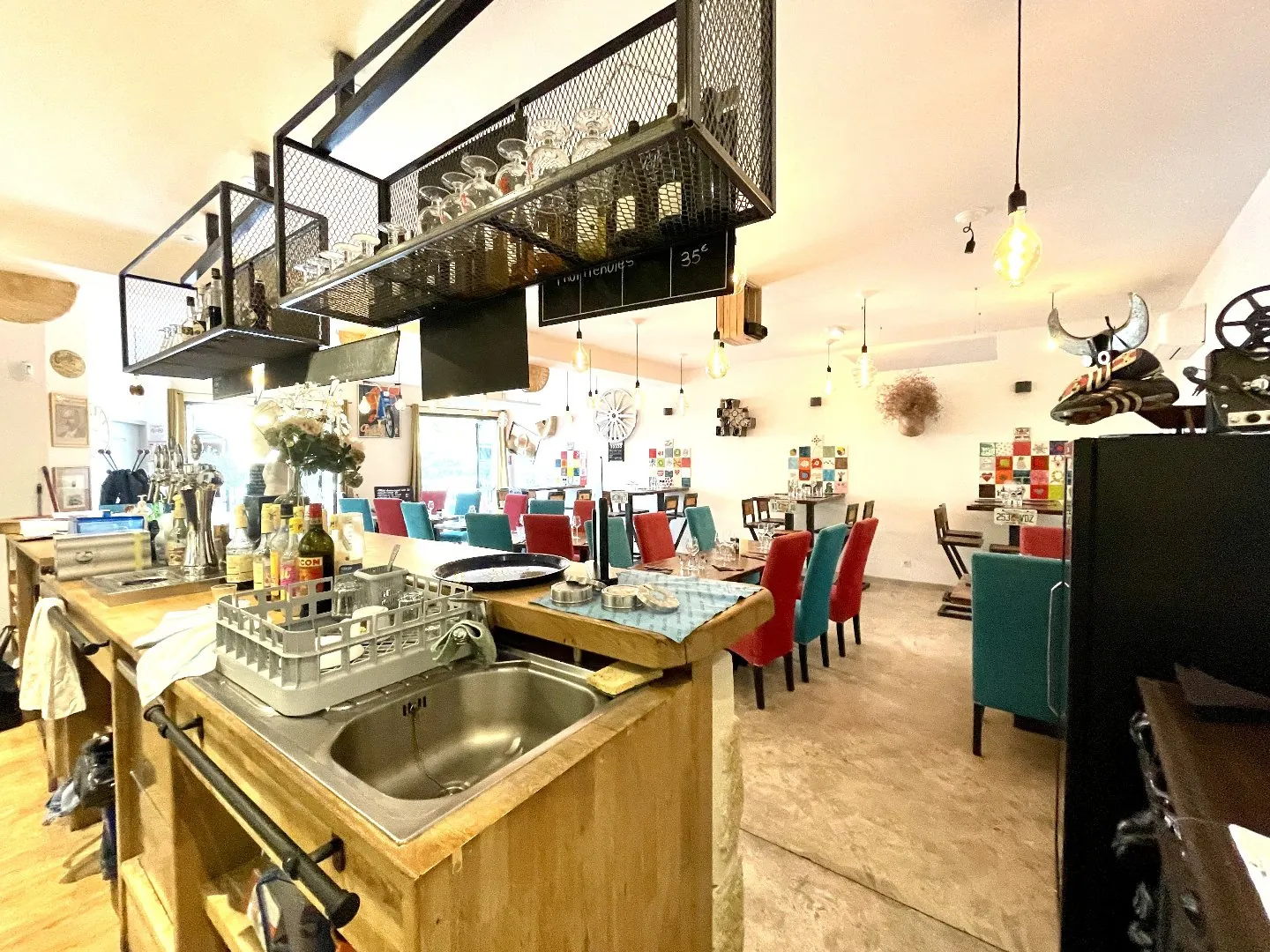 A vendre Restaurant rénové à Aigues Vives avec terrasse et grande capacité