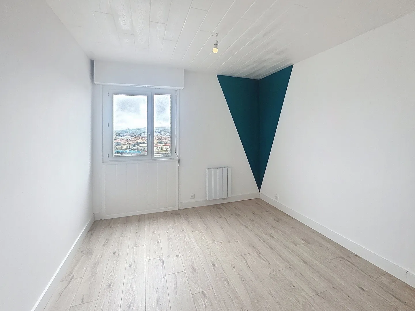 Appartement T4 rénové avec terrasse et parking à Saint-Étienne - Emplacement de choix 
