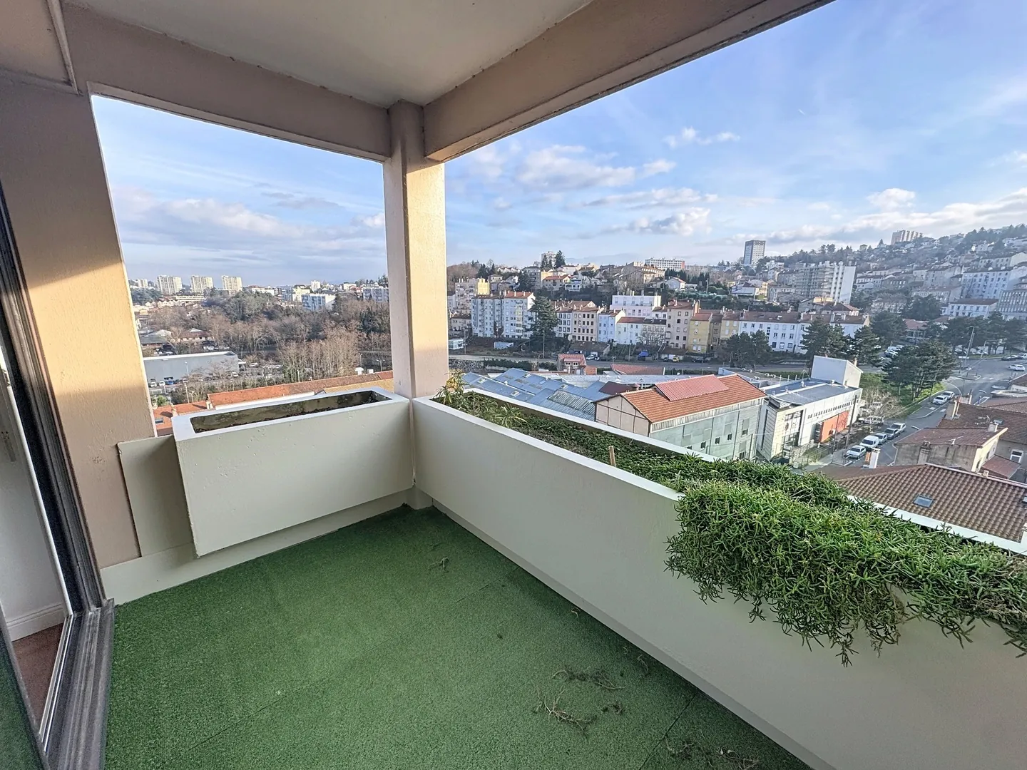 Appartement T4 rénové avec terrasse et parking à Saint-Étienne - Emplacement de choix