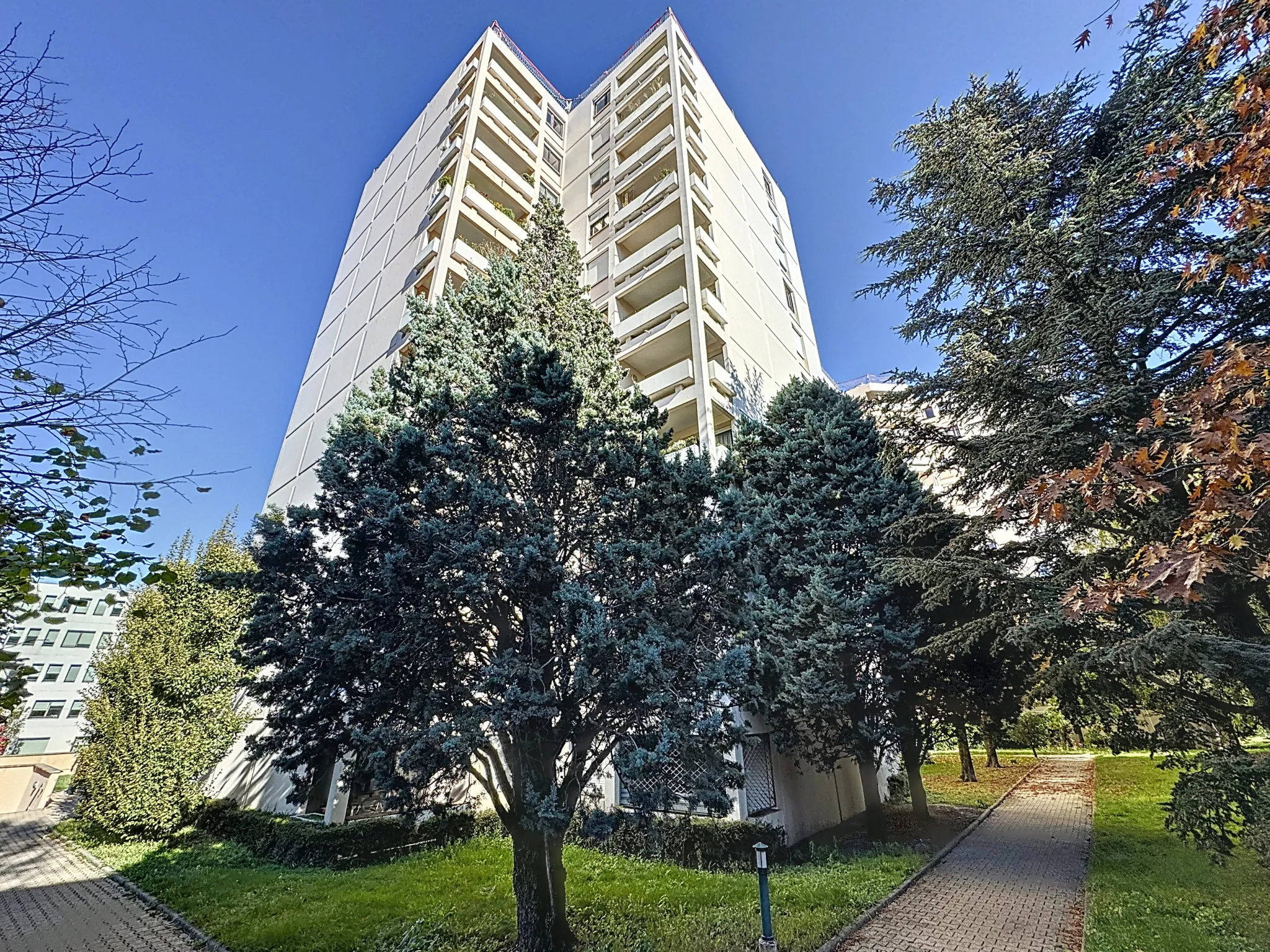 Appartement T4 rénové avec terrasse et parking à Saint-Étienne - Emplacement de choix 