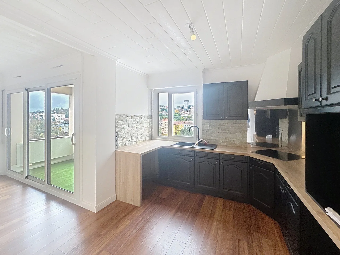 Appartement T4 rénové avec terrasse et parking à Saint-Étienne - Emplacement de choix 