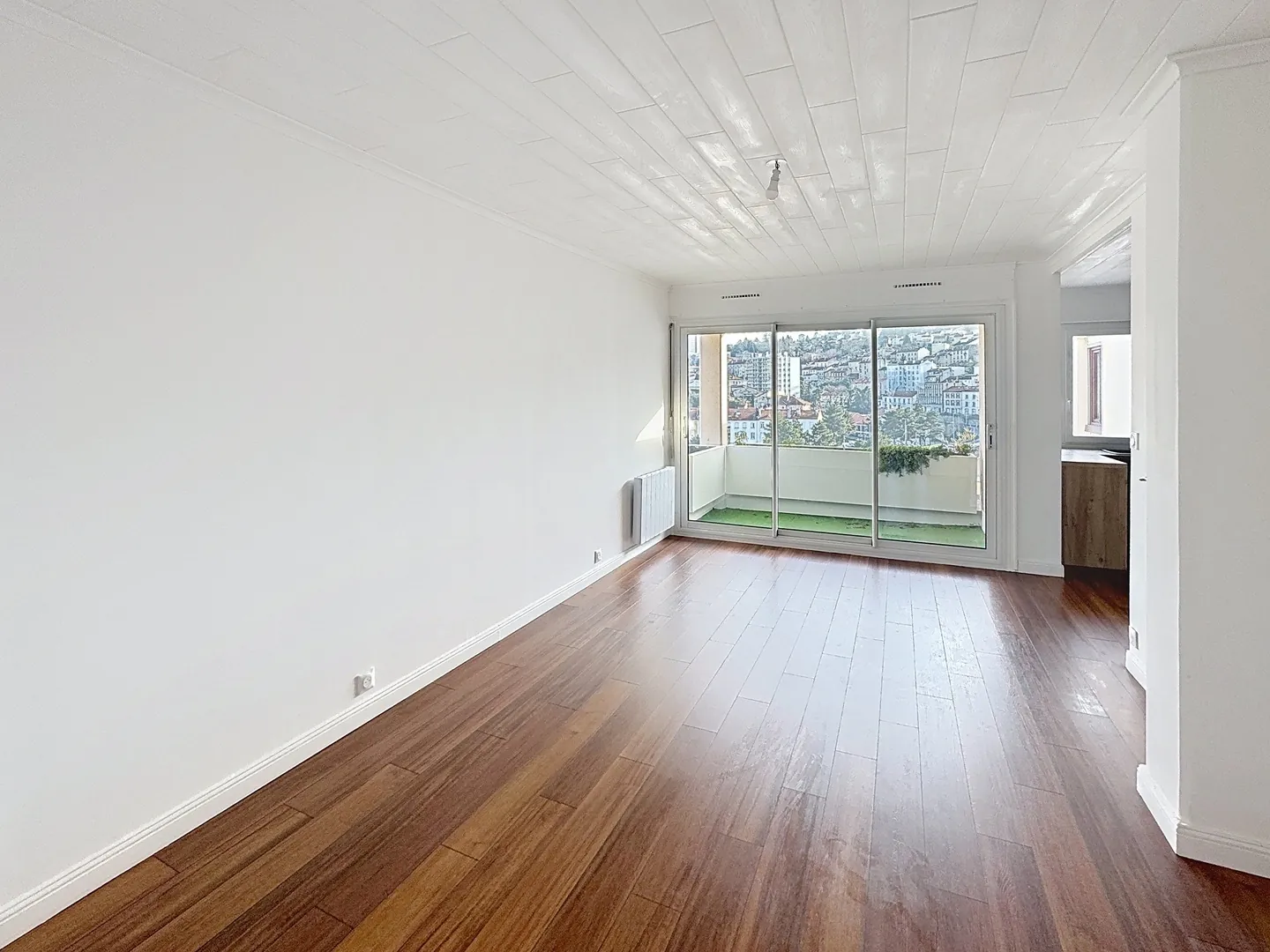 Appartement T4 rénové avec terrasse et parking à Saint-Étienne - Emplacement de choix 