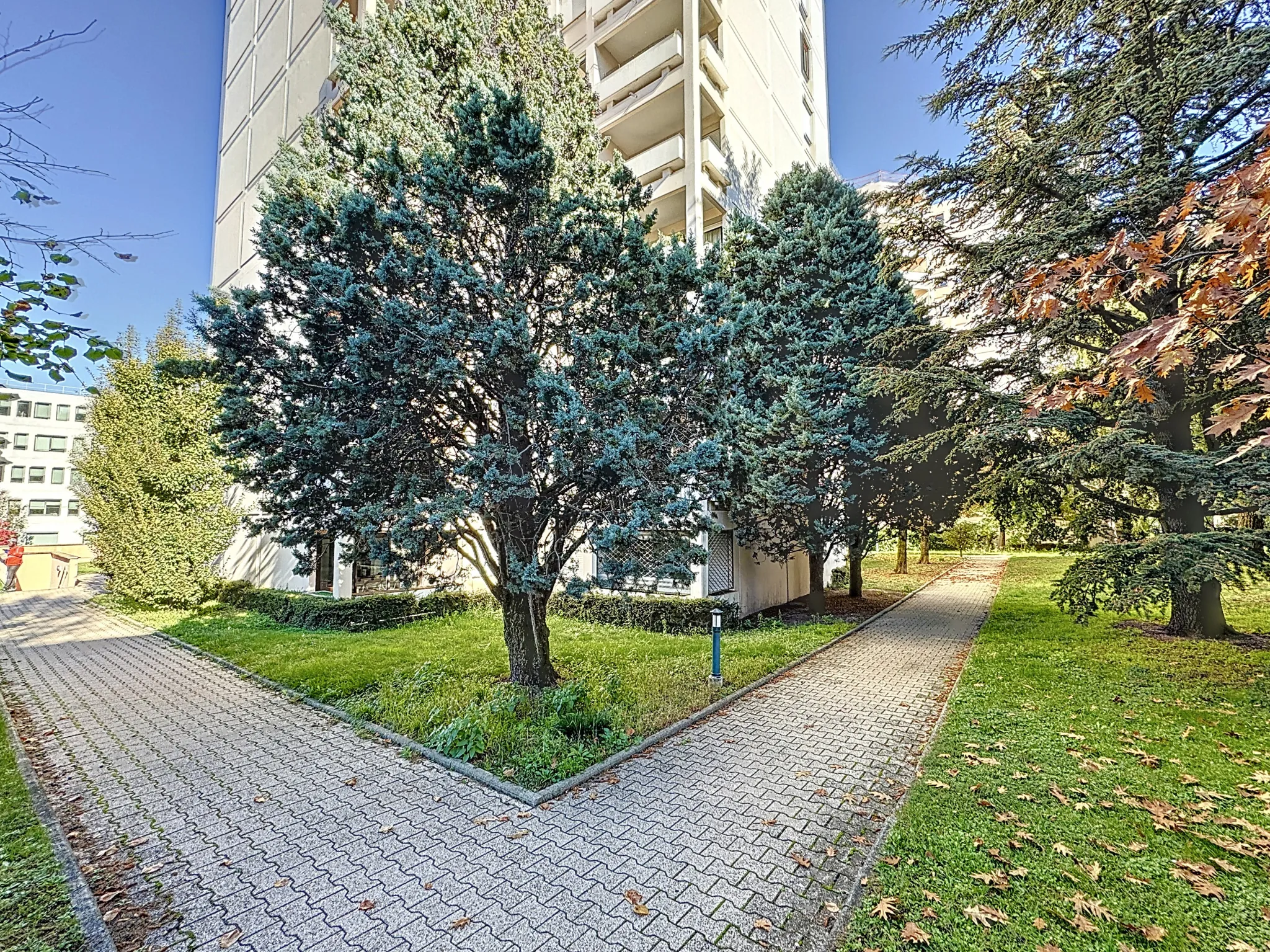 Appartement T4 rénové avec terrasse et parking à Saint-Étienne - Emplacement de choix 