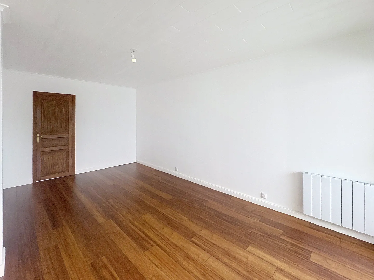 Appartement T4 rénové avec terrasse et parking à Saint-Étienne - Emplacement de choix 