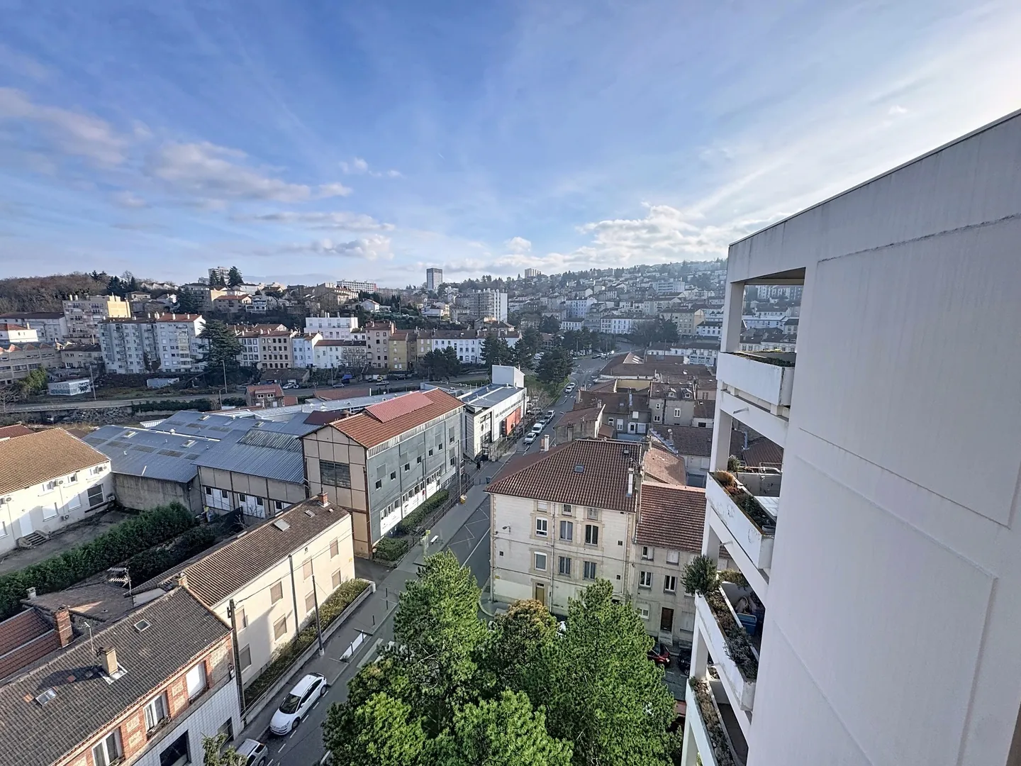 Appartement T4 rénové avec terrasse et parking à Saint-Étienne - Emplacement de choix 