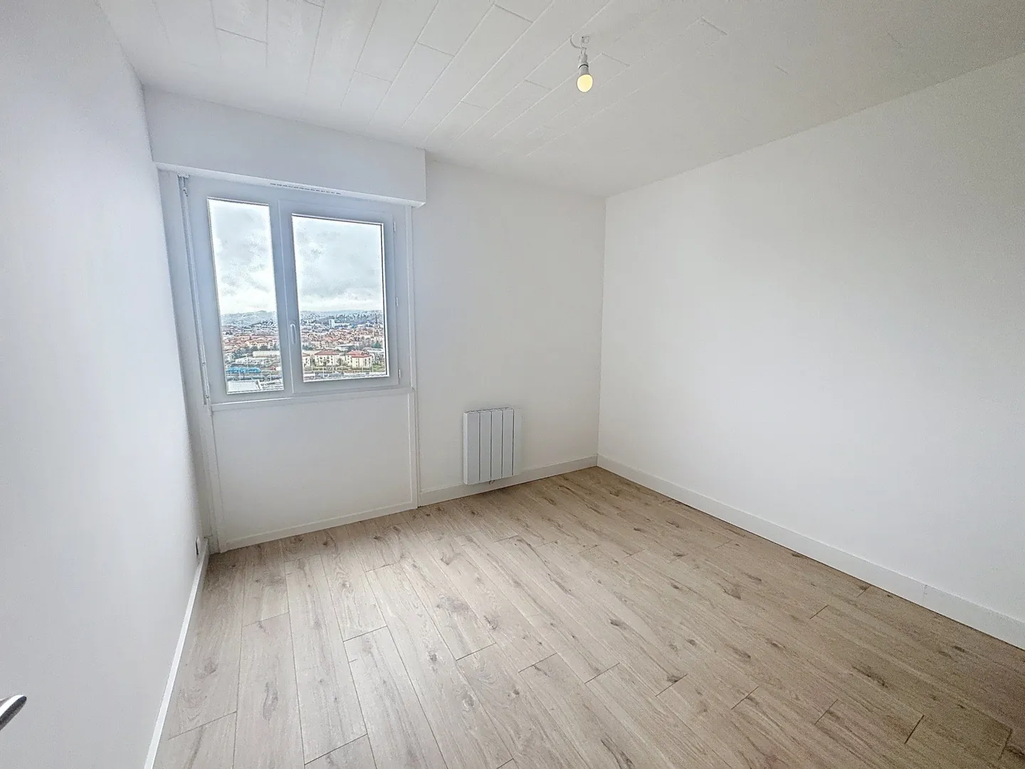 Appartement T4 rénové avec terrasse et parking à Saint-Étienne - Emplacement de choix 