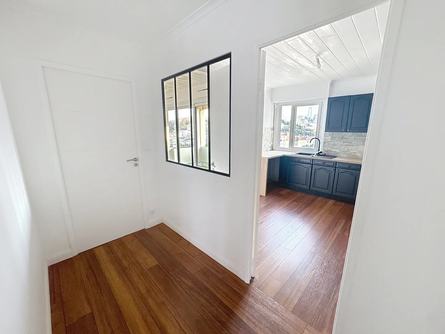 Appartement T4 rénové avec terrasse et parking à Saint-Étienne - Emplacement de choix 