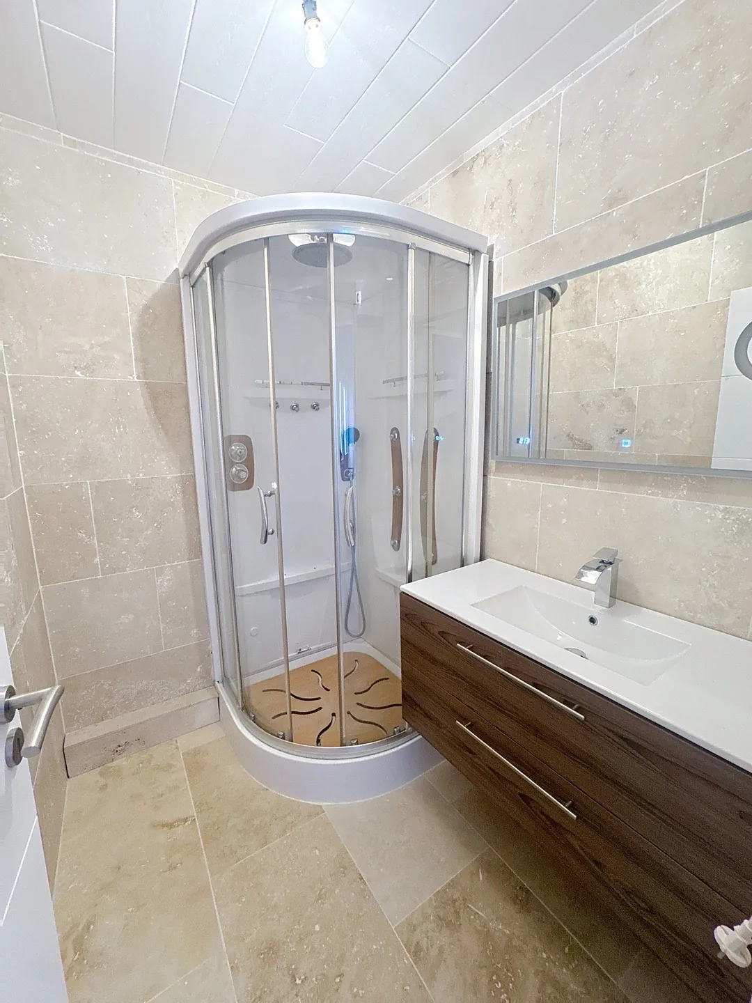 Appartement T4 rénové avec terrasse et parking à Saint-Étienne - Emplacement de choix 