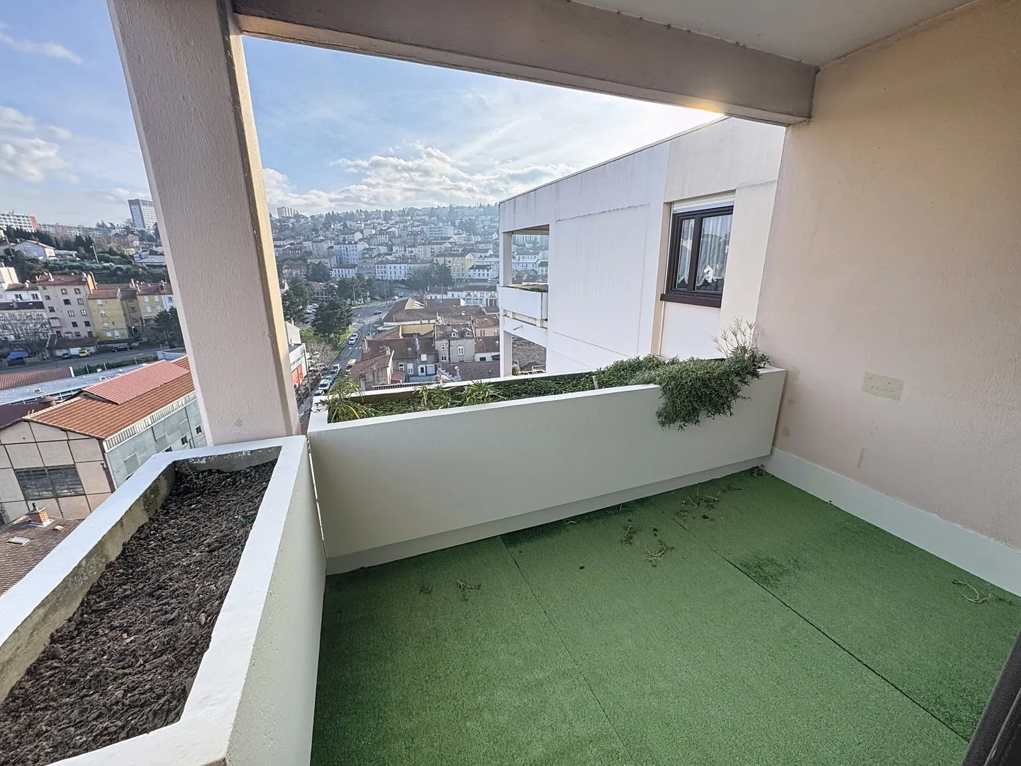Appartement T4 rénové avec terrasse et parking à Saint-Étienne - Emplacement de choix 