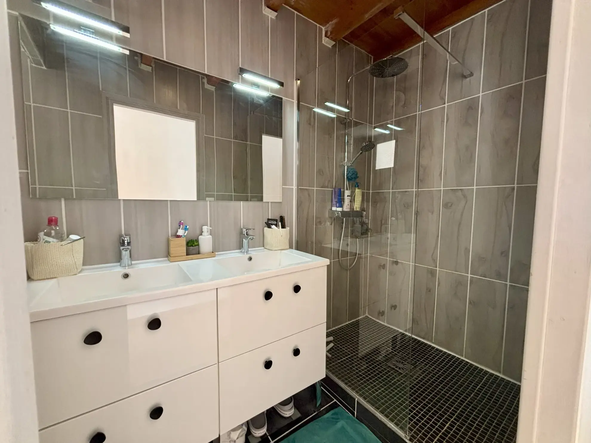 Maison de village rénovée avec extérieur privé à Boisseron, 3 chambres, prêt à emménager 