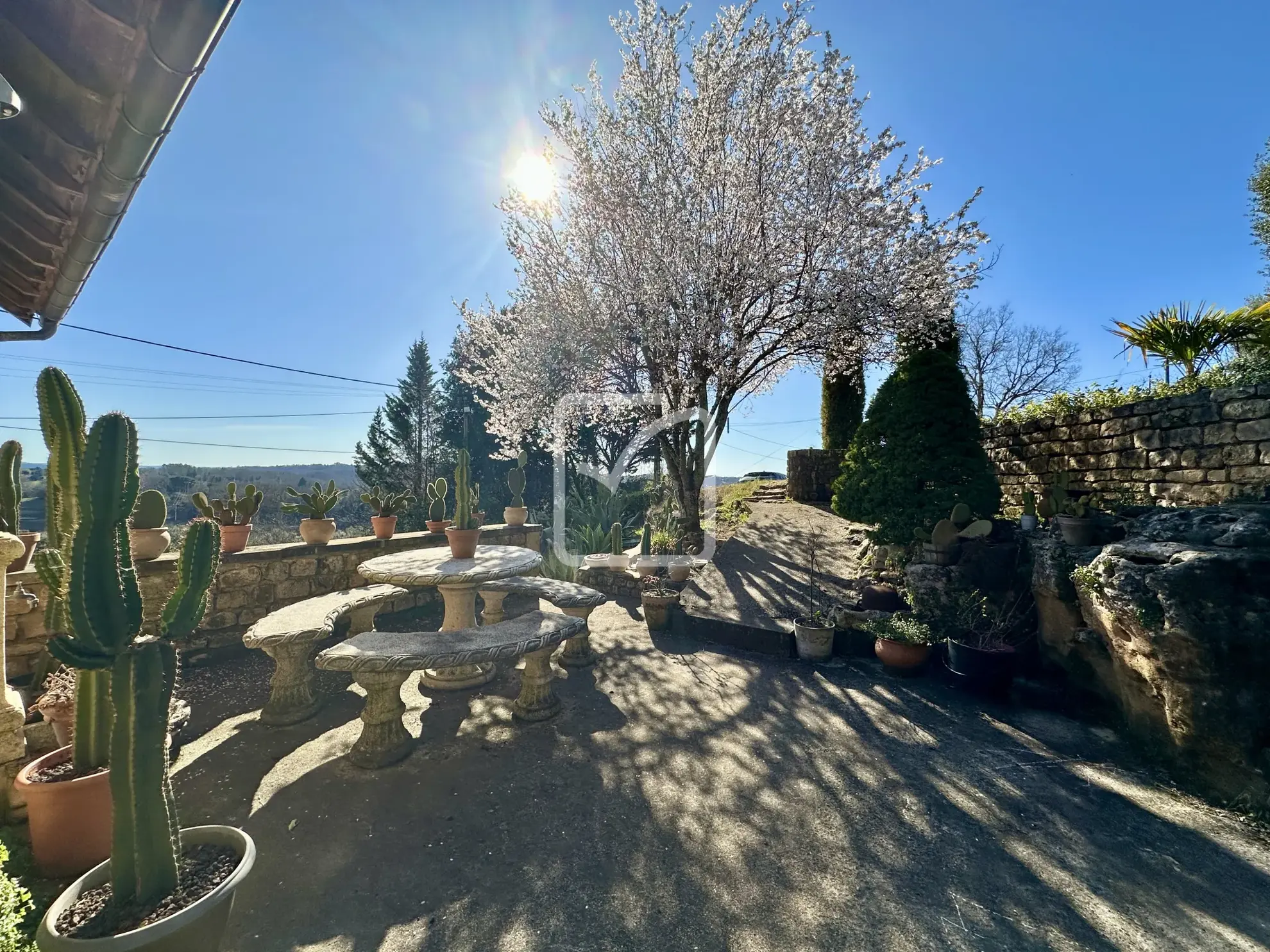 Maison en pierre de 82m² à Sarlat avec grand jardin et garage