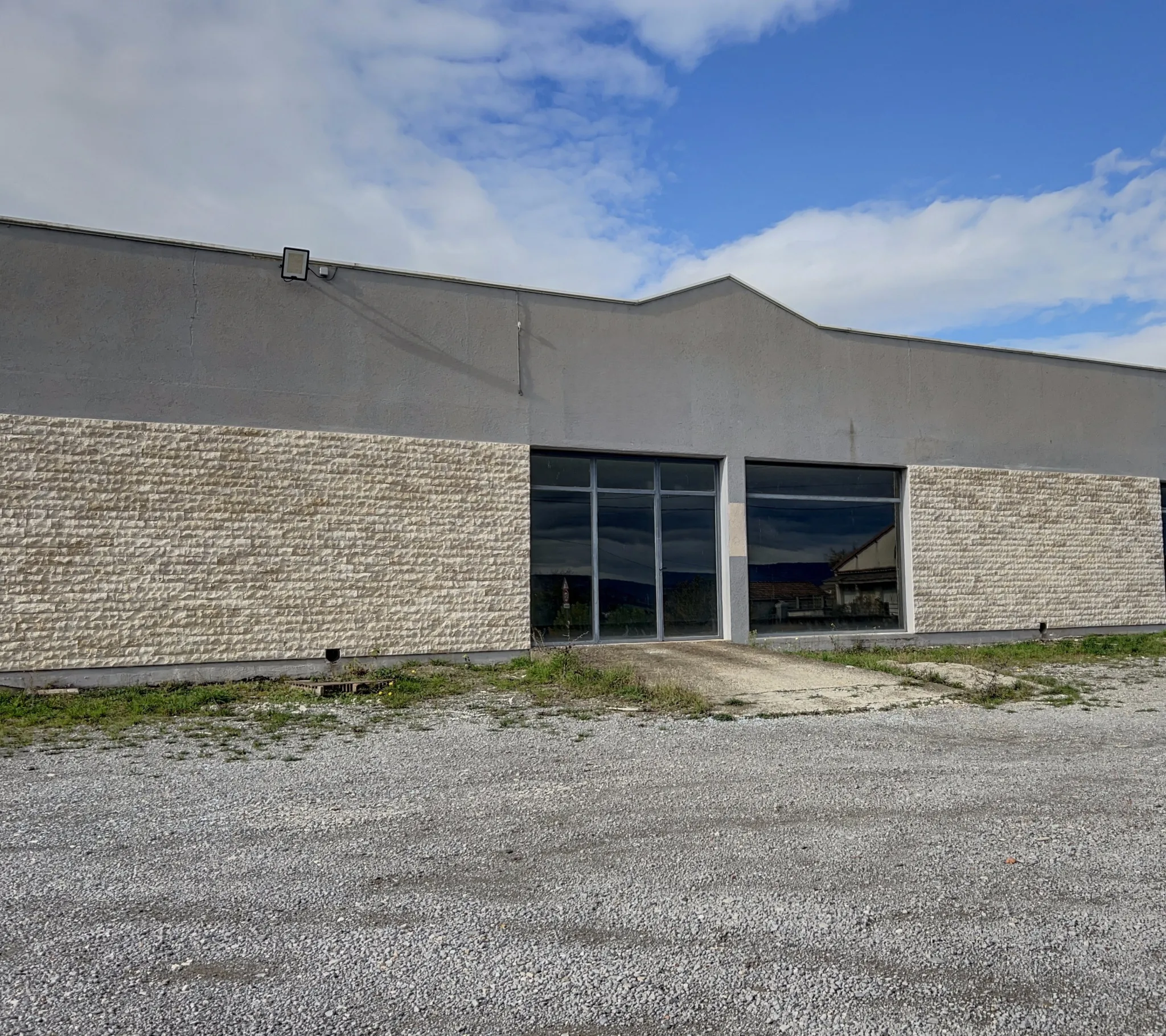Local commercial de 230 m² à Saint-Sernin - Emplacement idéal avec grande visibilité