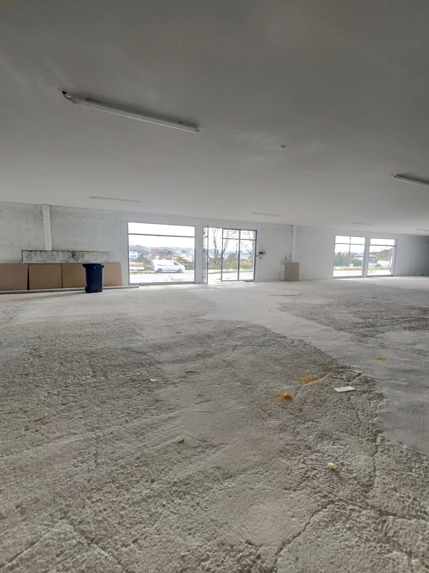 Local commercial de 230 m² à Saint-Sernin - Emplacement idéal avec grande visibilité 