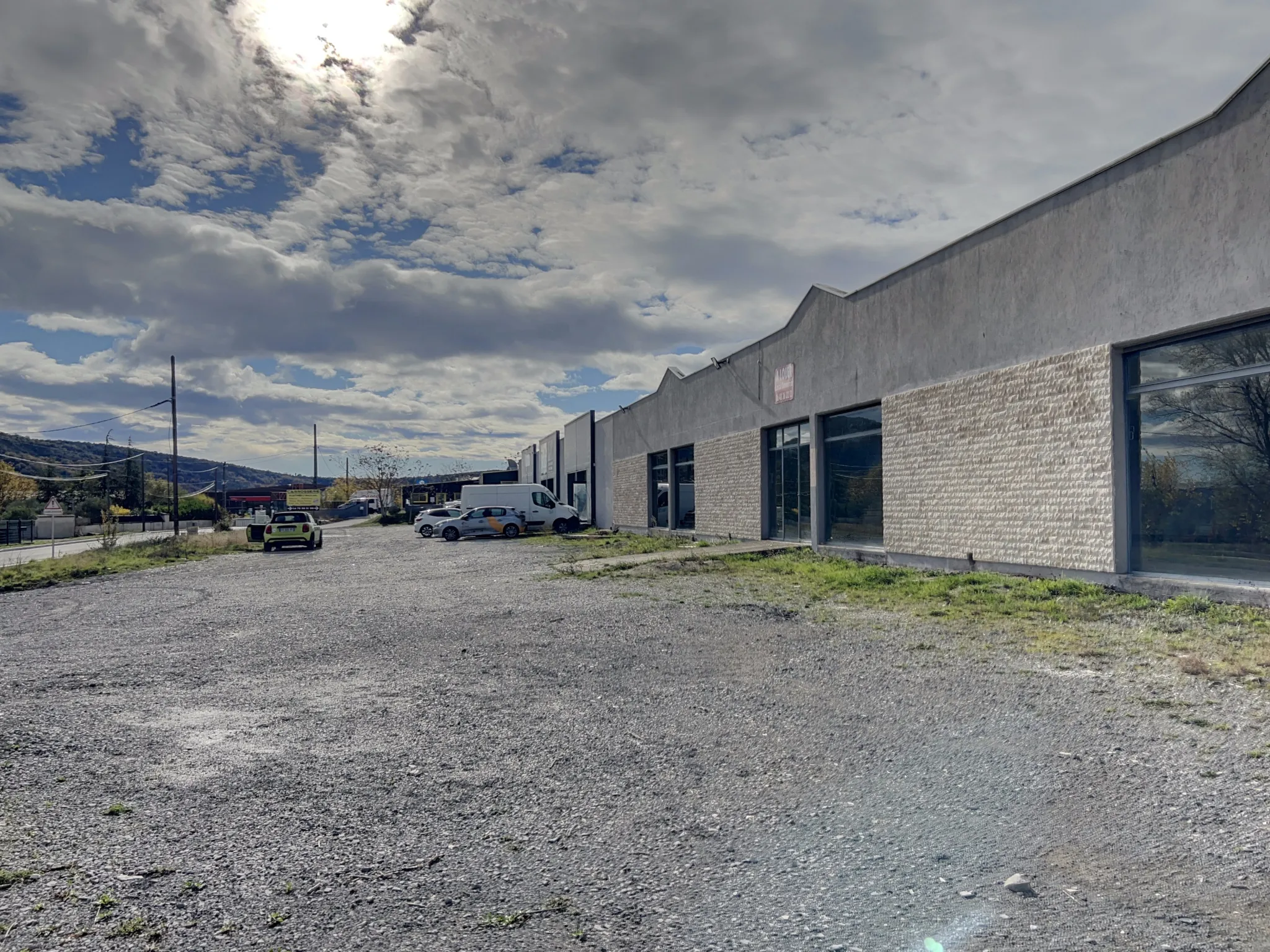 Local commercial de 230 m² à Saint-Sernin - Emplacement idéal avec grande visibilité 