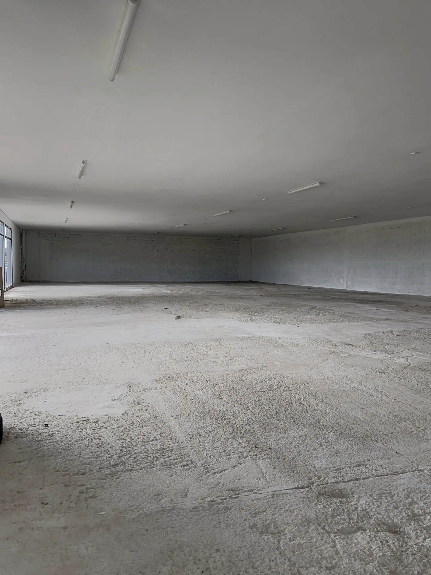 Local commercial de 230 m² à Saint-Sernin - Emplacement idéal avec grande visibilité 