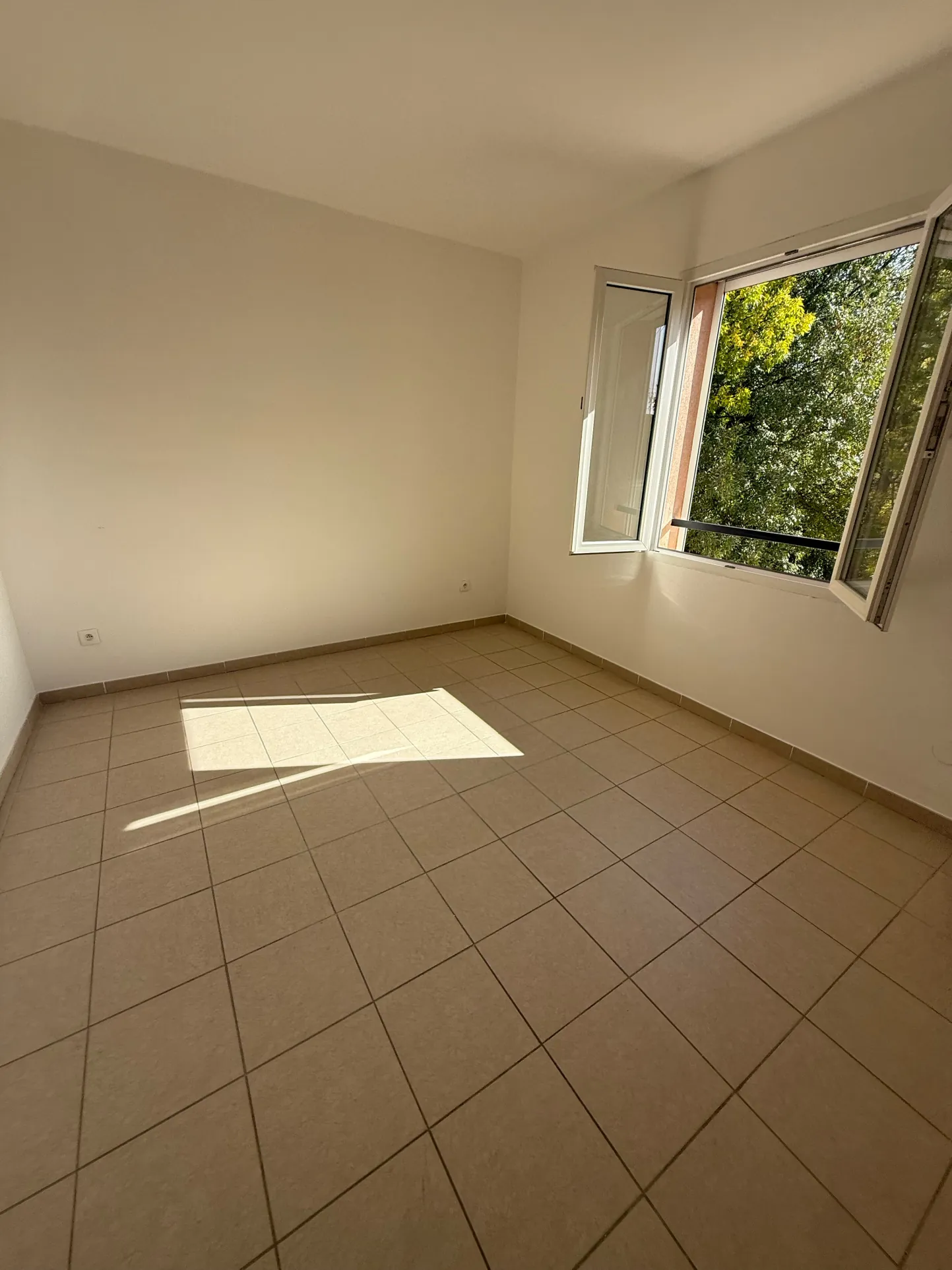 Villa moderne 2010 avec jardin sud et garage à Boisset et Gaujac 