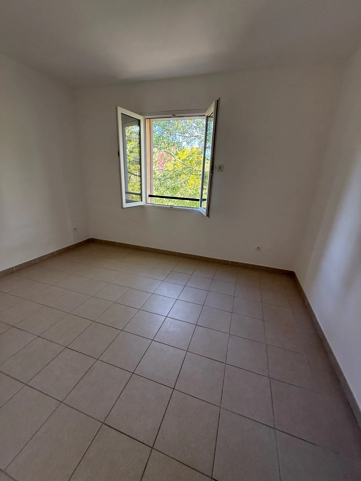 Villa moderne 2010 avec jardin sud et garage à Boisset et Gaujac 