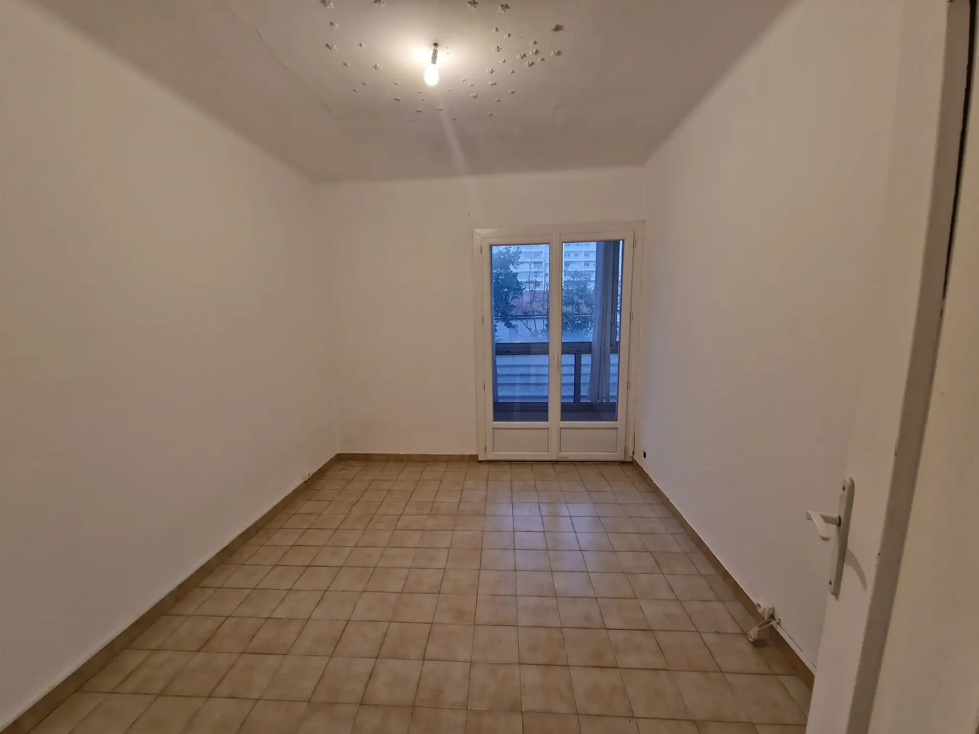 Appartement T3 de 53 m² à Toulon avec balcon et ascenseur 