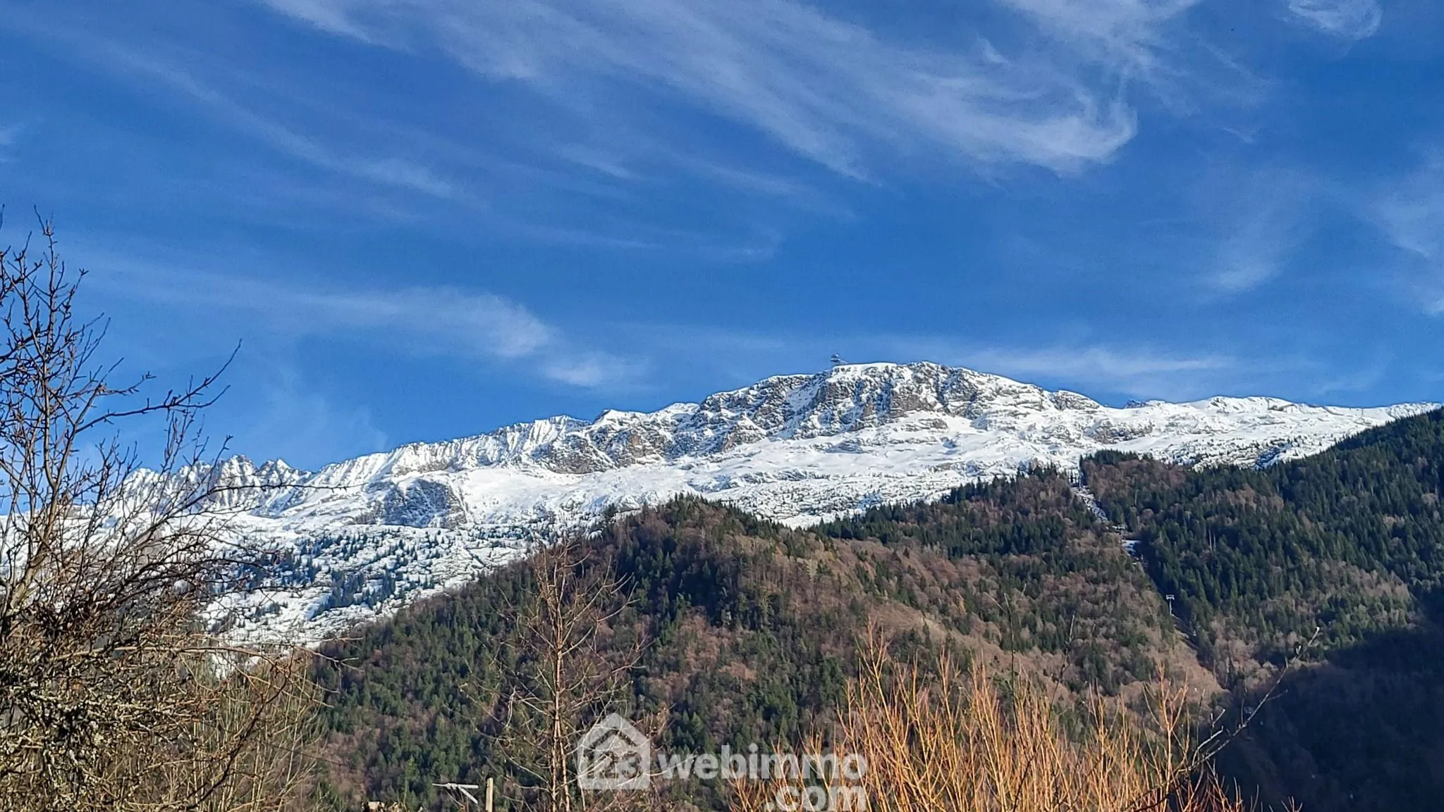 Terrain constructible de 890 m² à Allemond, vue sur les montagnes 