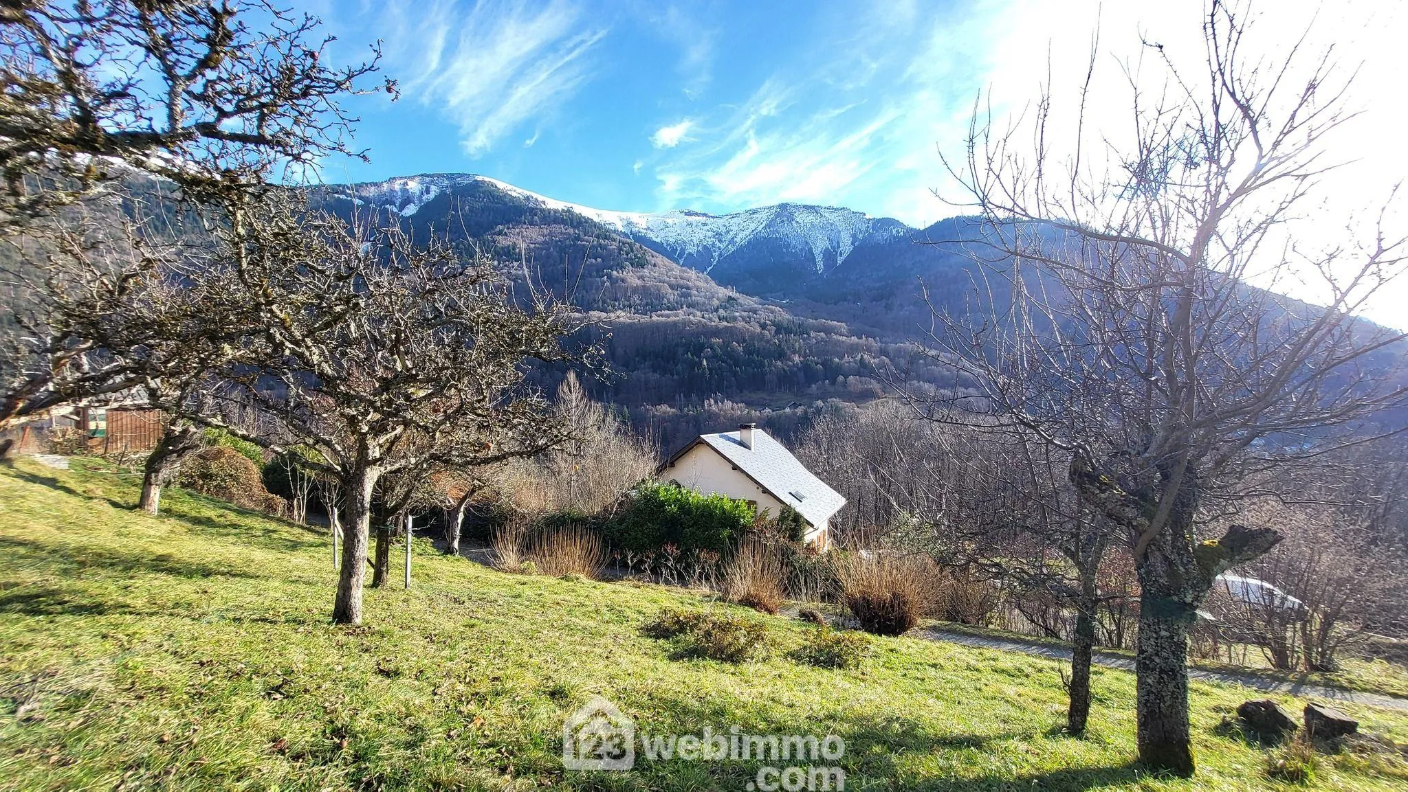 Terrain constructible de 890 m² à Allemond, vue sur les montagnes 