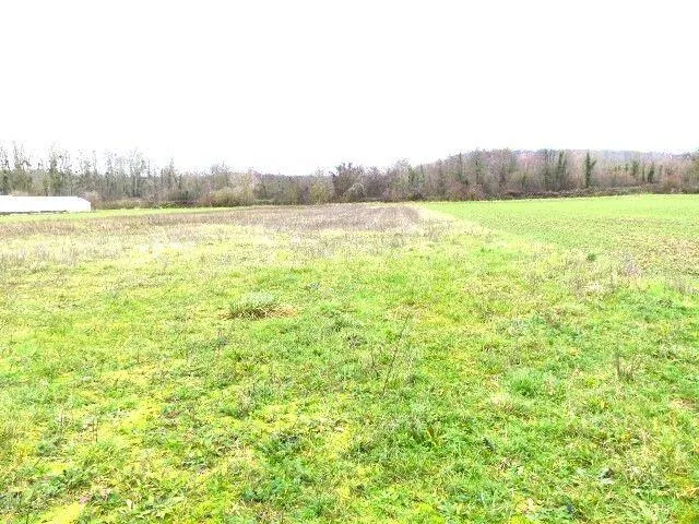 Terrain constructible de 5428 m² à Presles-et-Boves, hors lotissement 