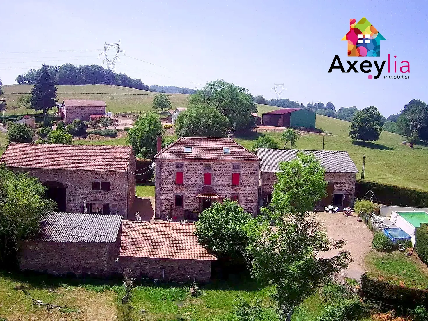 Propriété avec gîtes, maison en pierres et grand terrain à proximité de la côte roannaise