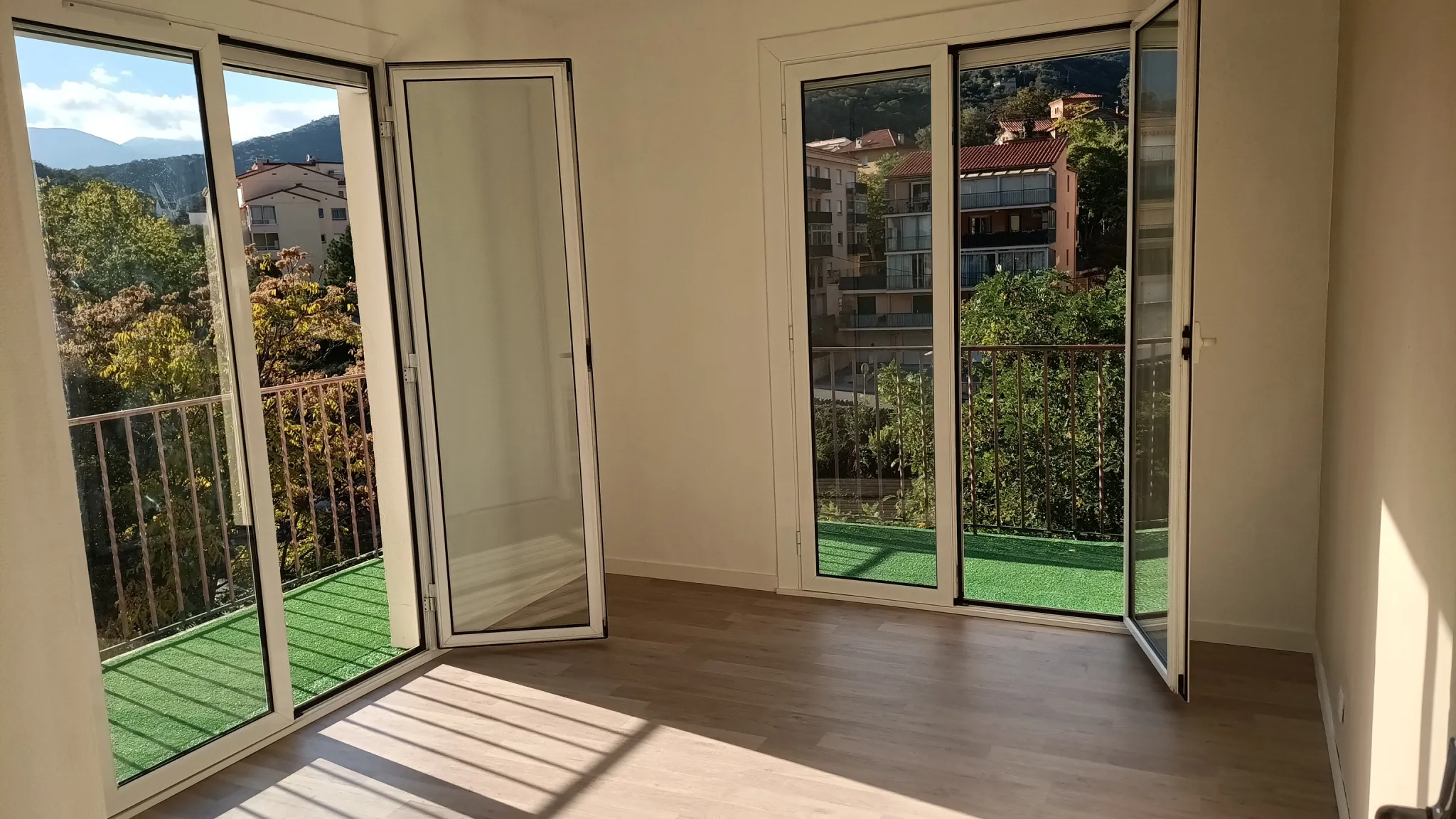 Appartement F2 rénové avec balcons et vue rivière à Amélie-les-Bains 