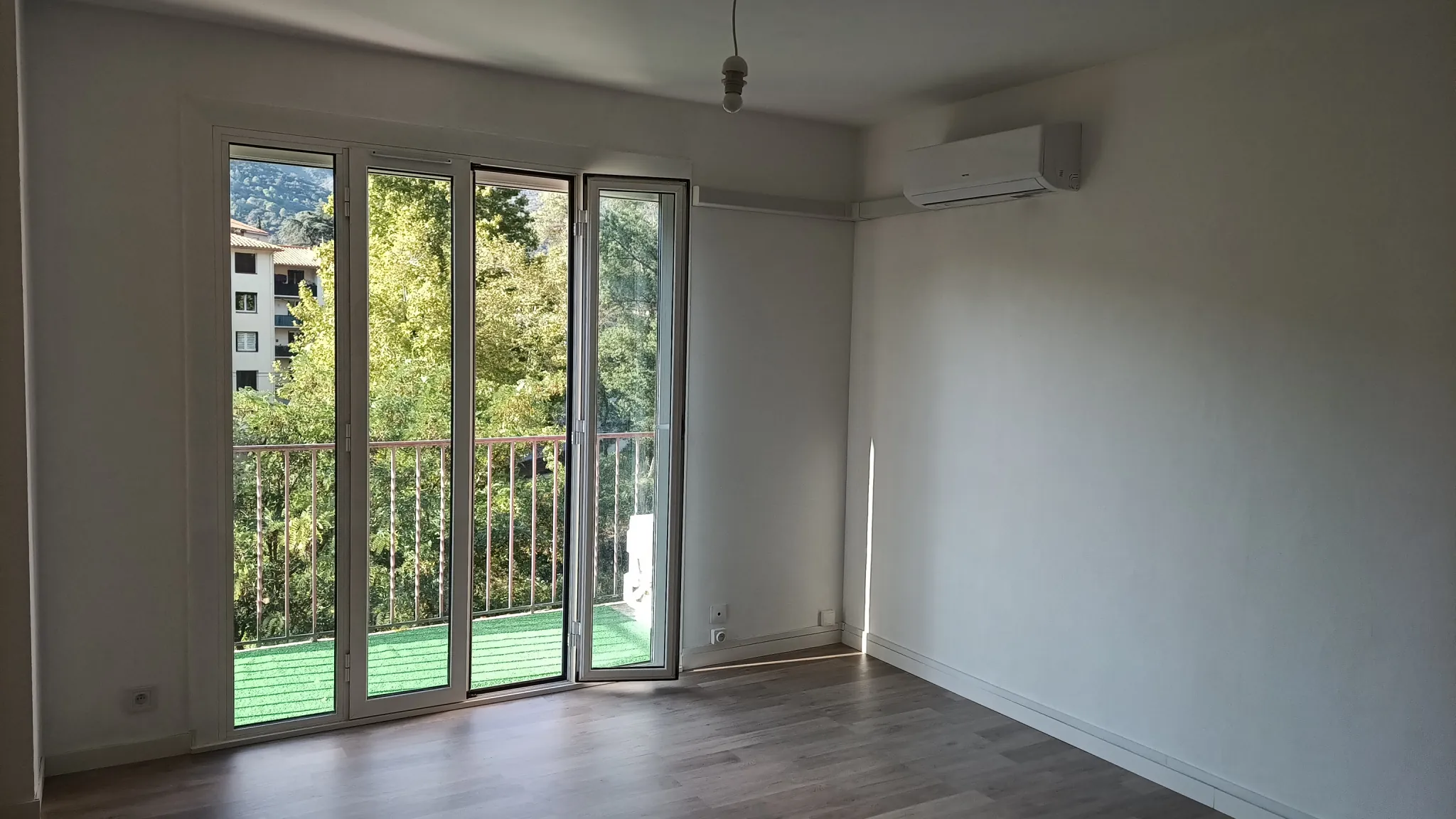 Appartement F2 rénové avec balcons et vue rivière à Amélie-les-Bains 
