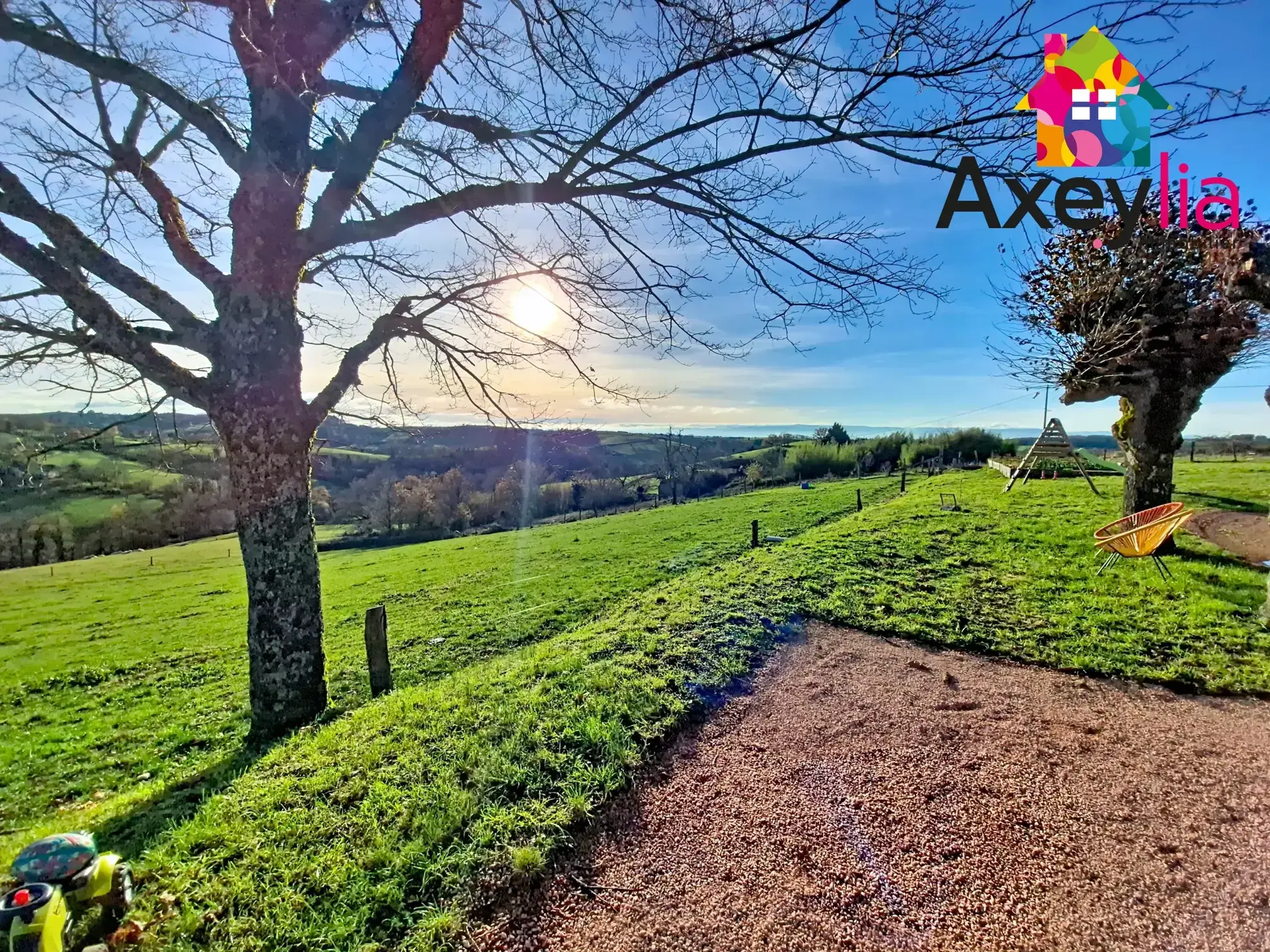 Maison familiale rénovée à Jarnosse avec terrain vaste et vue imprenable