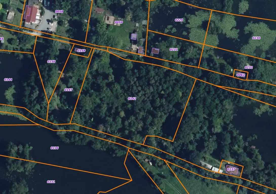 Terrain de loisir de plus de 7 000 m² à Mareuil-Caubert en bordure de rivière 