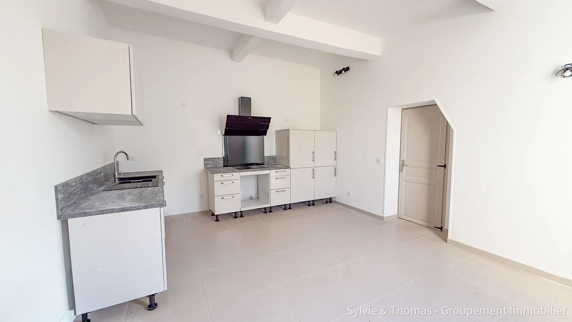 Appartement rénové de 42 m² avec terrasse à Camaret-sur-Aigues