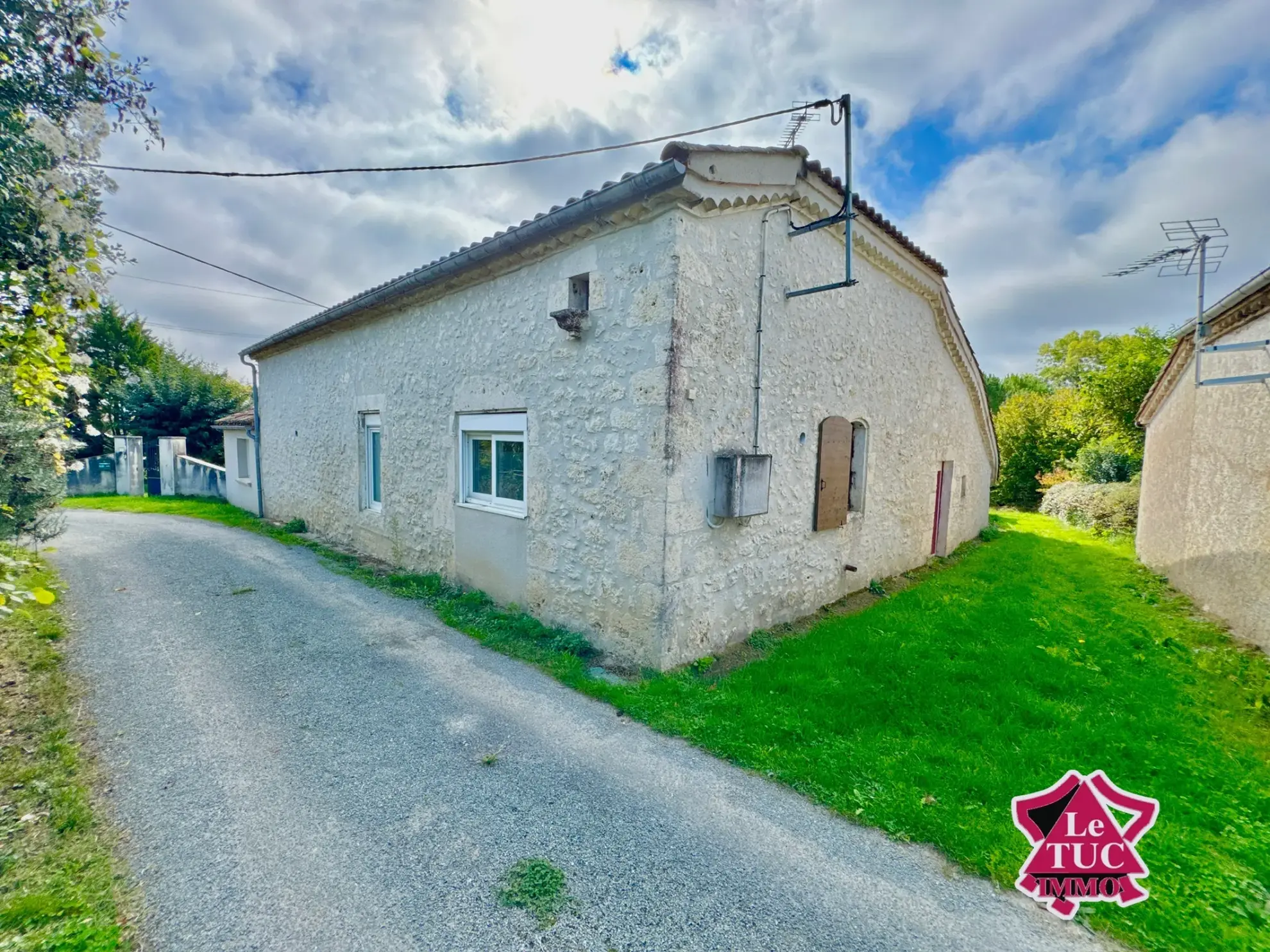 Belle maison en pierre avec jardin et dépendances à Massoules 
