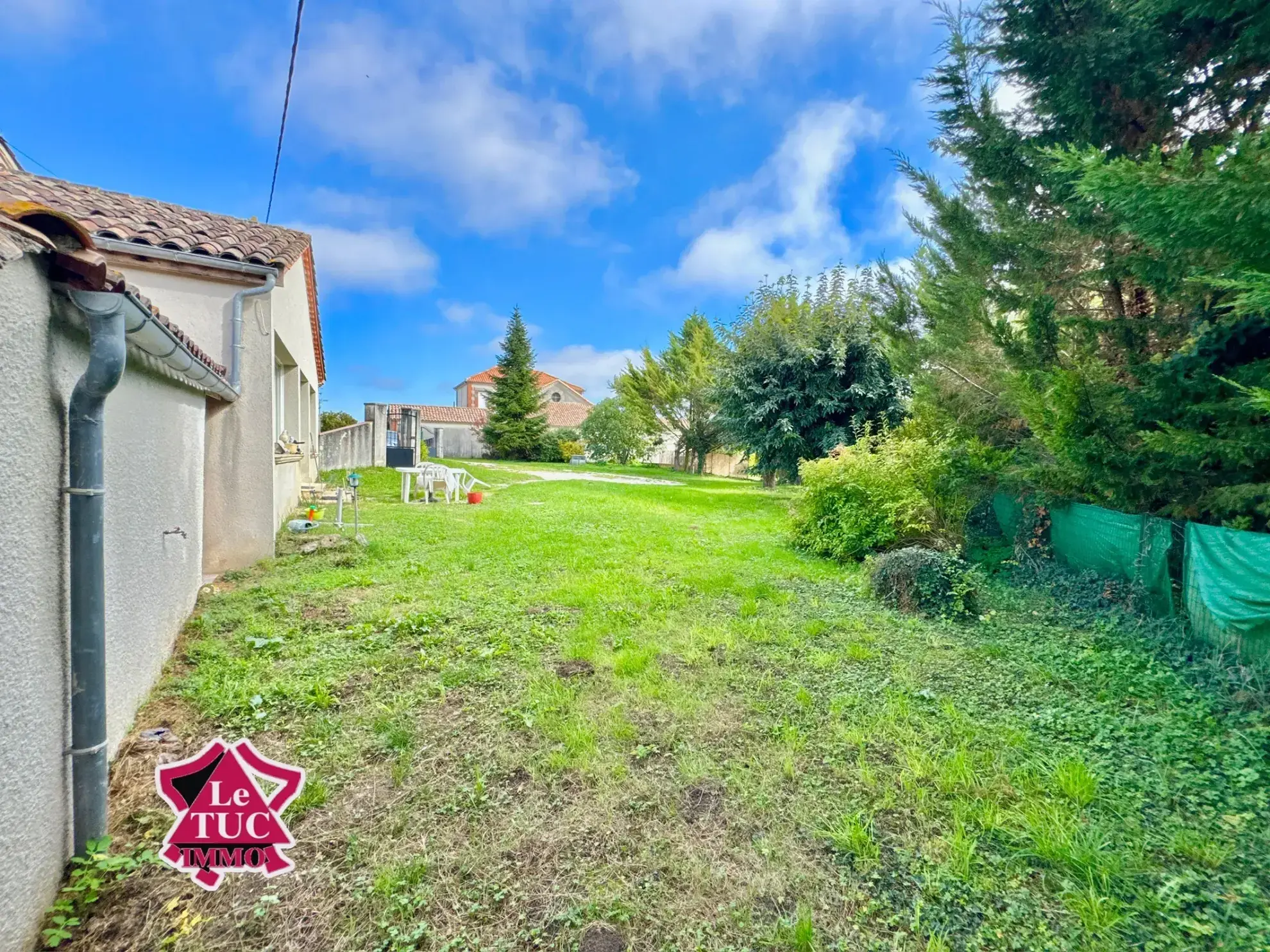 Belle maison en pierre avec jardin et dépendances à Massoules 