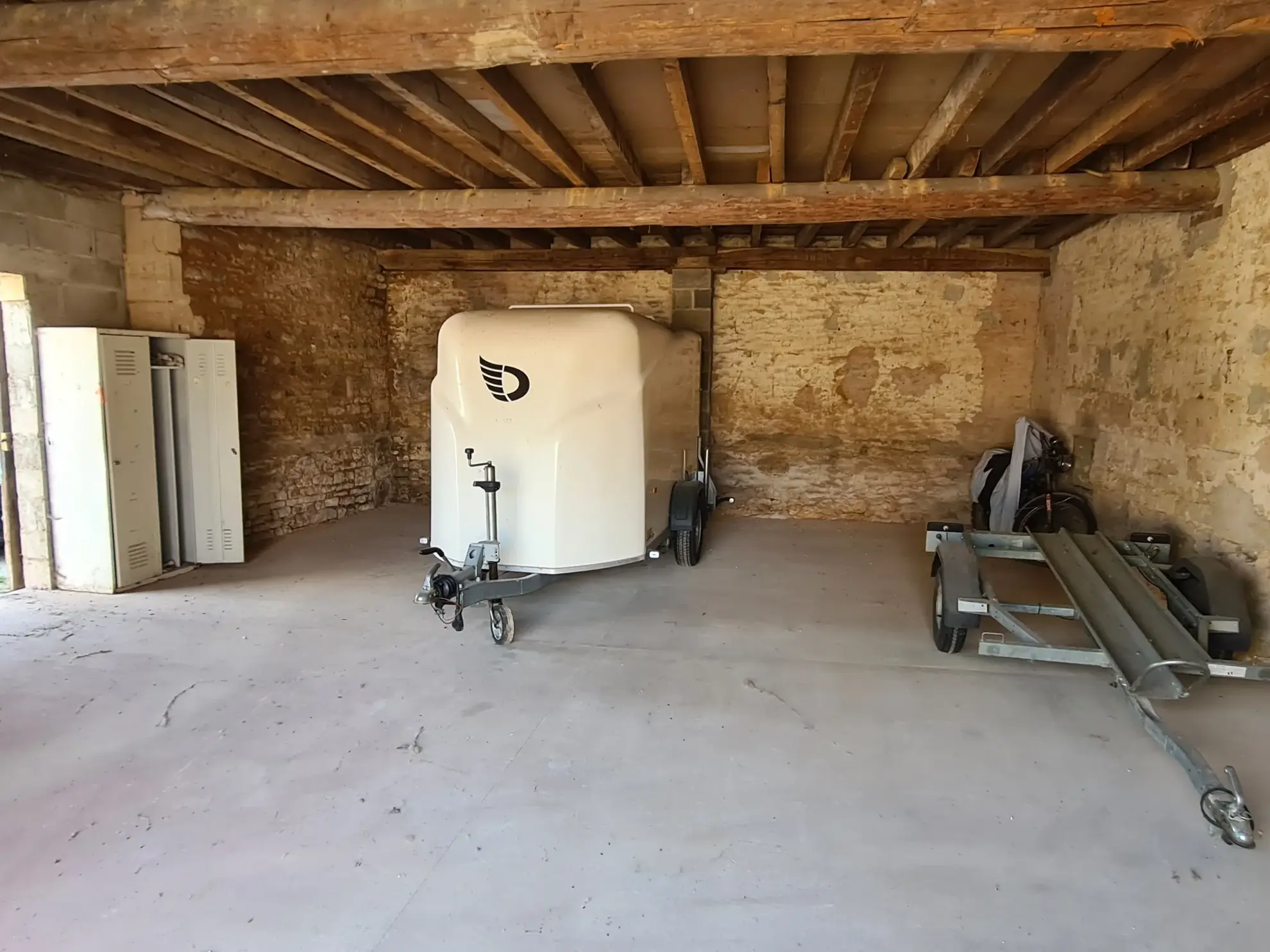 Garage de 130m² à Doulevant le Château avec fort potentiel d'aménagement 