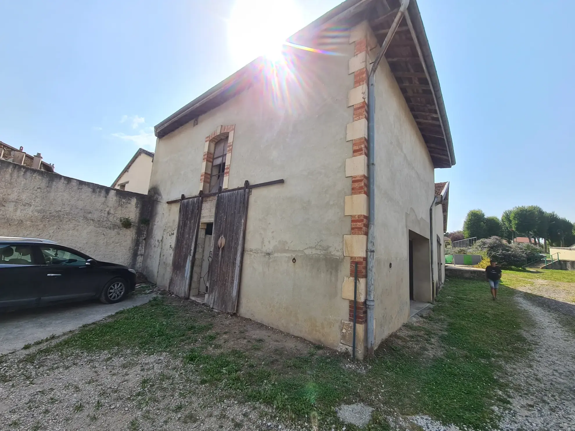 Garage de 130 m² à Doulevant le Château avec fort potentiel d'aménagement