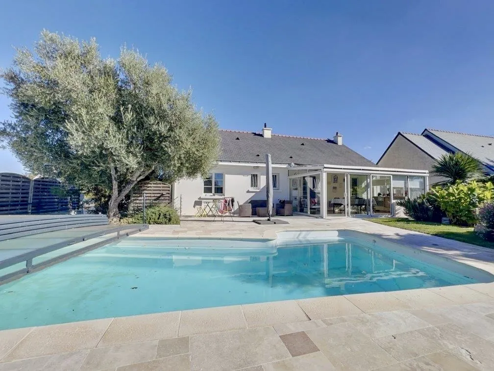 Maison 4 chambres avec piscine chauffée et jardin clos à Brézé