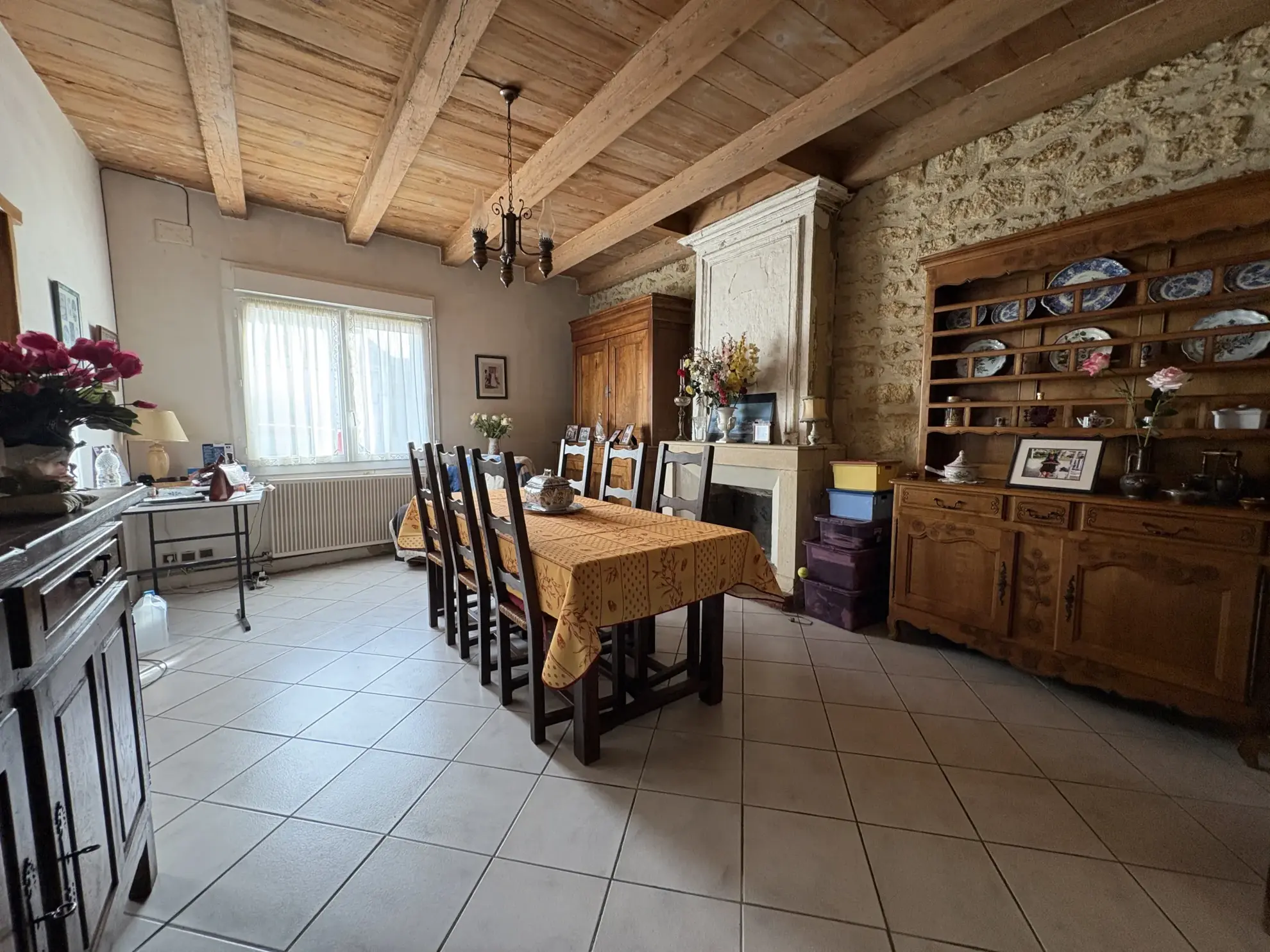 Maison d'époque avec deux logements au cœur de L’Éguille – Potentiel à exploiter 