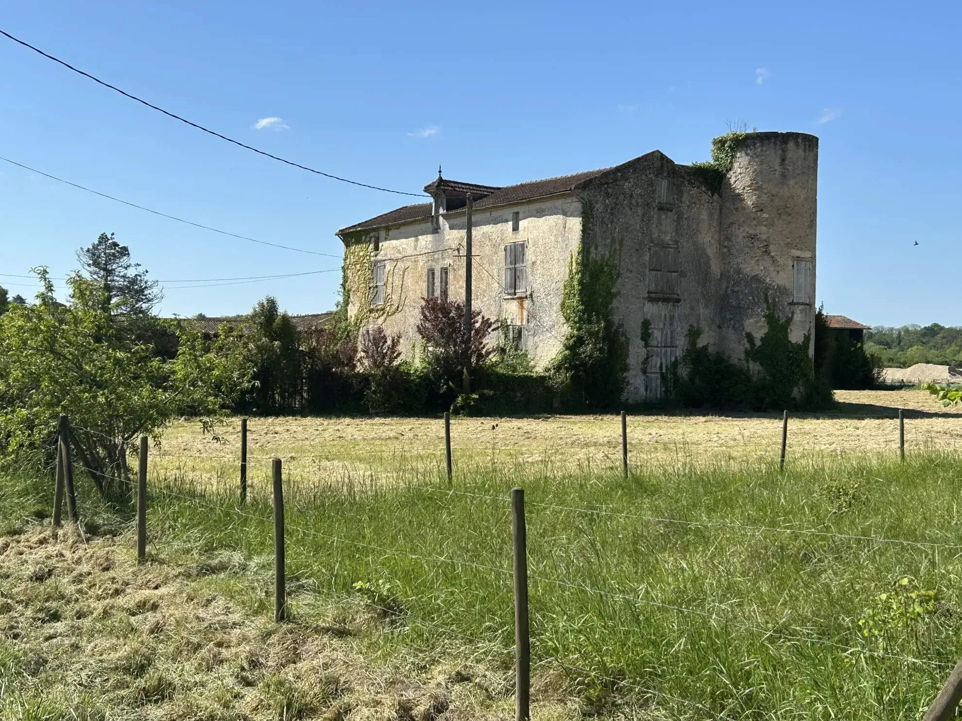 Grande propriété ancienne à rénover avec 2 maisons et dépendances à La Reole