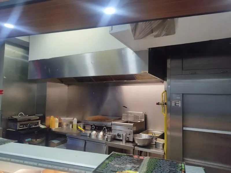 Fonds de commerce restaurant rapide à Paris 12 - Équipement complet et emplacement idéal