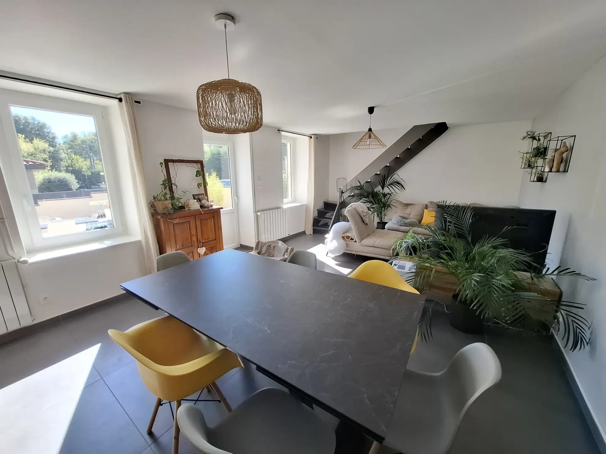 Maison de ville rénovée à Vienne – 3 chambres, terrasse, emplacement privilégié 