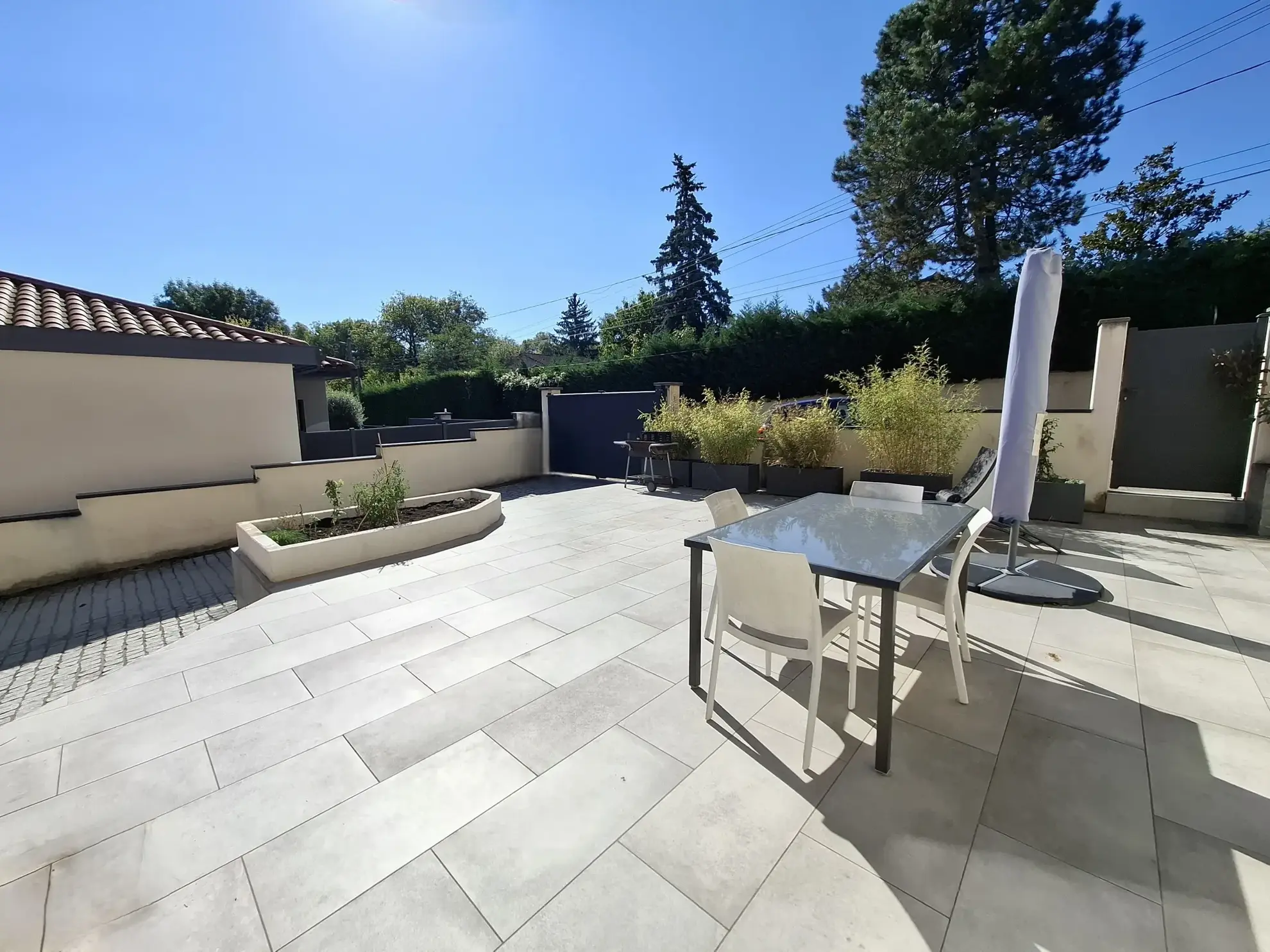Maison de ville rénovée à Vienne – 3 chambres, terrasse, emplacement privilégié 