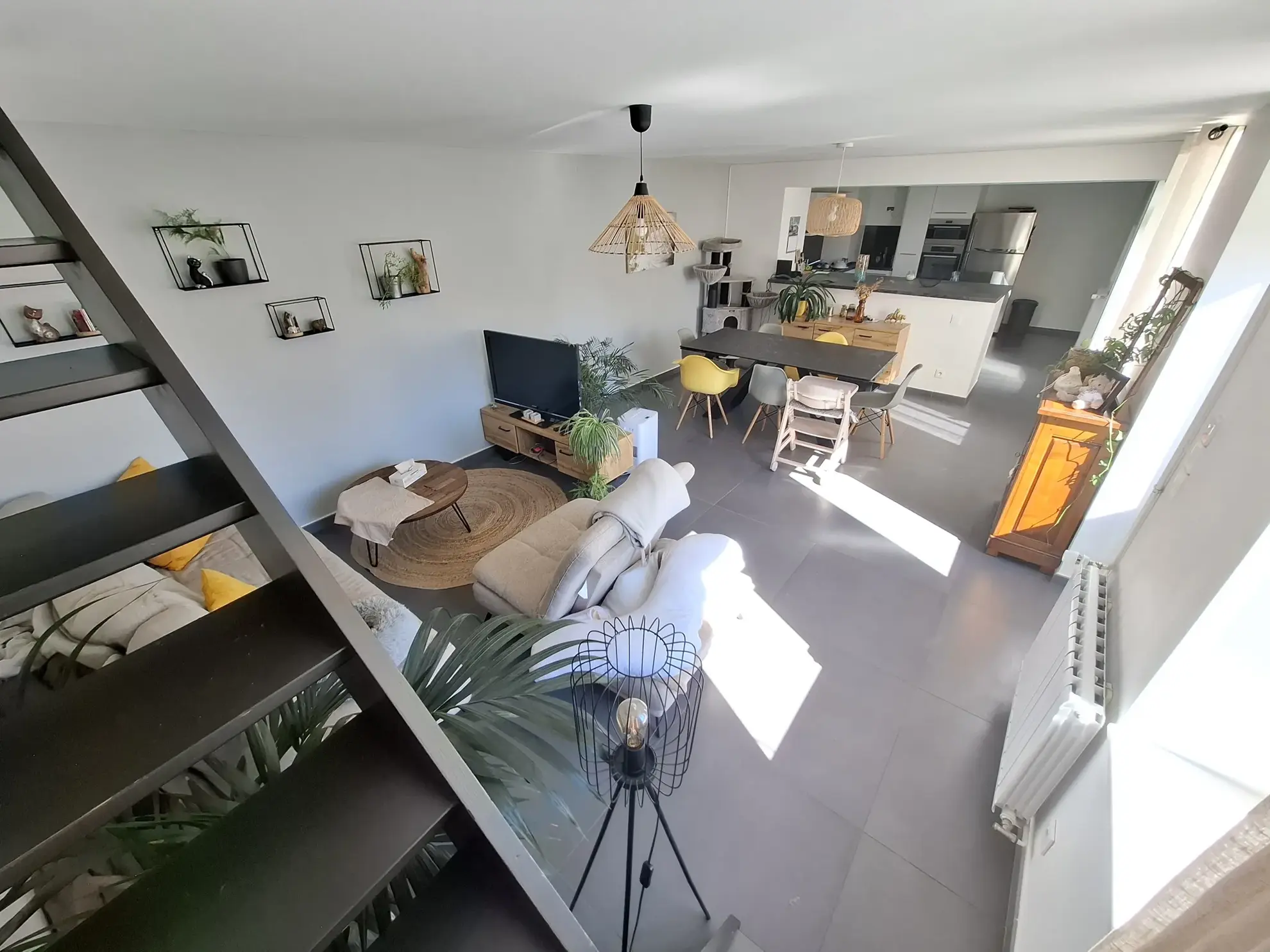 Maison de ville rénovée à Vienne – 3 chambres, terrasse, emplacement privilégié 