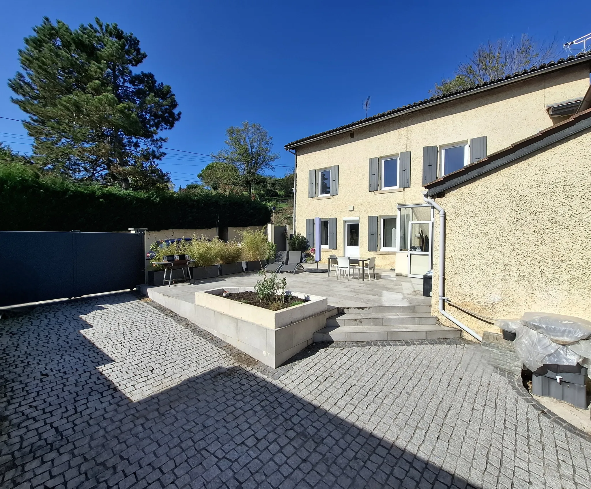 Maison de ville rénovée à Vienne – 3 chambres, terrasse, emplacement privilégié