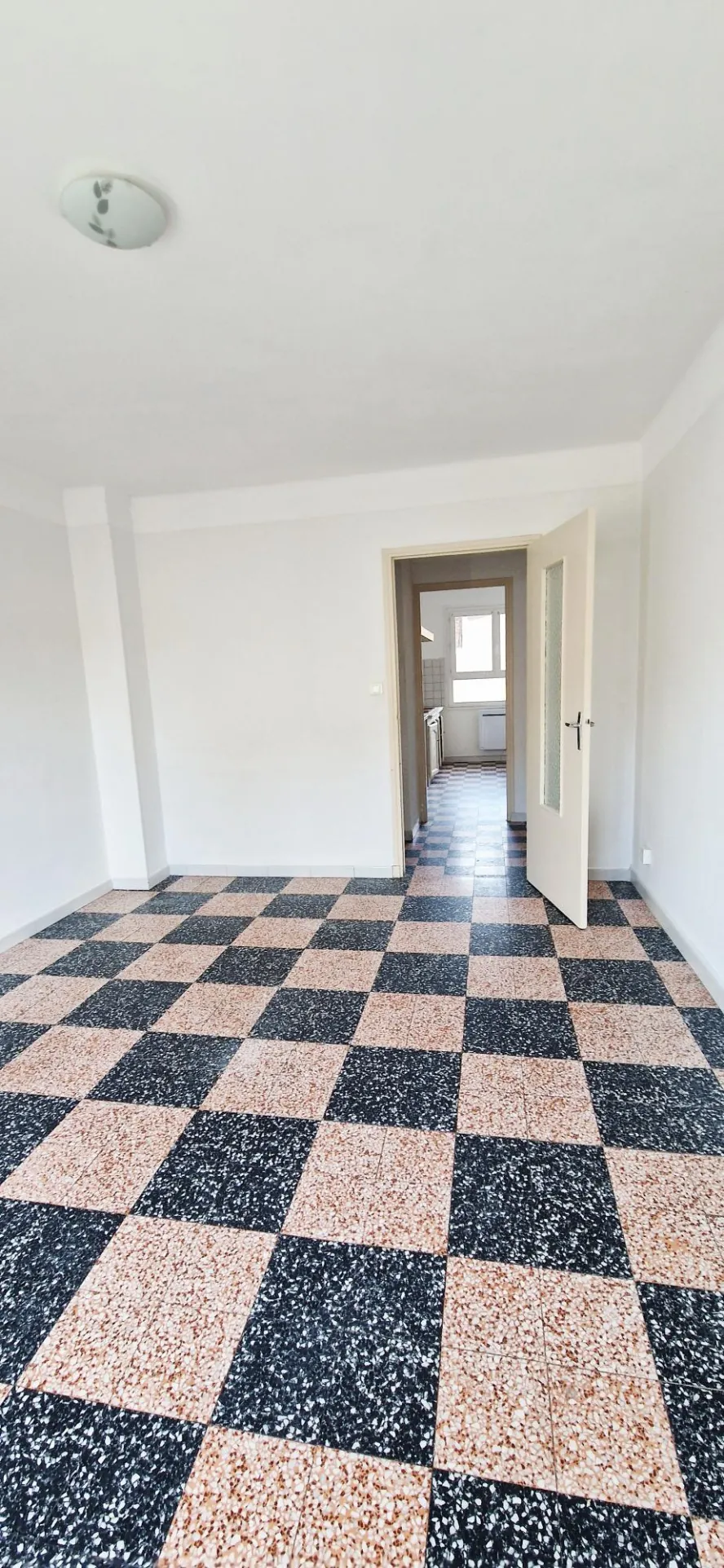 Appartement T3 à Bollène avec balcon – Emplacement central, faible consommation énergétique