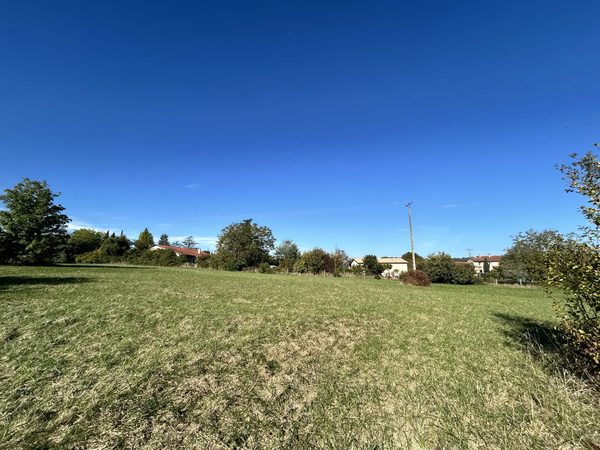 Terrain constructible de 7 724 m² à Beaumont-de-Lomagne, quartier résidentiel