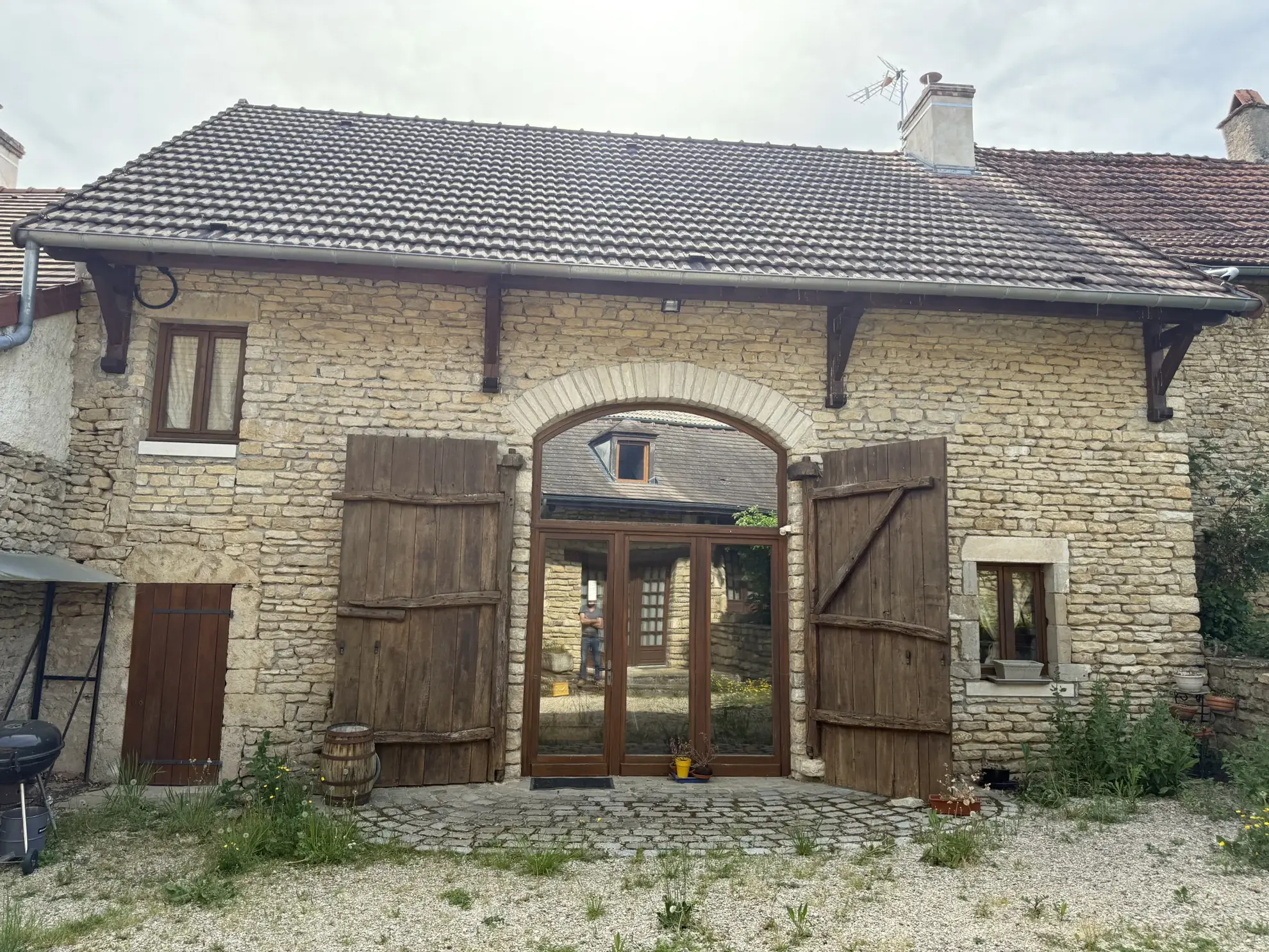 Charmante maison ancienne avec dépendances et terrain clos en Bourgogne 